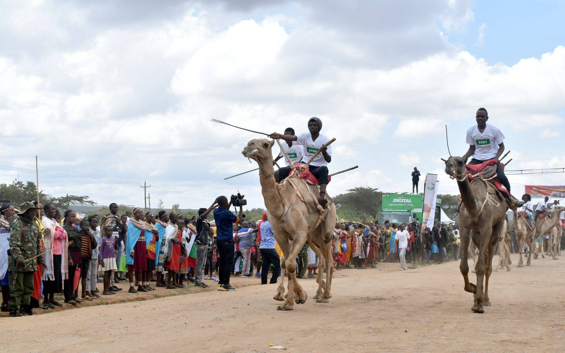 Conozca las costumbres indígenas de los Samburu y disfrute de las carreras de camellos en Samburu