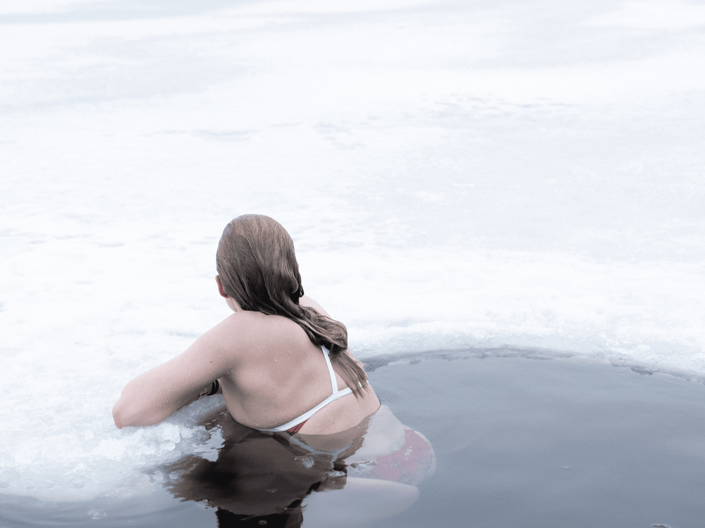 Sauna y nado en las aguas frías del ártico