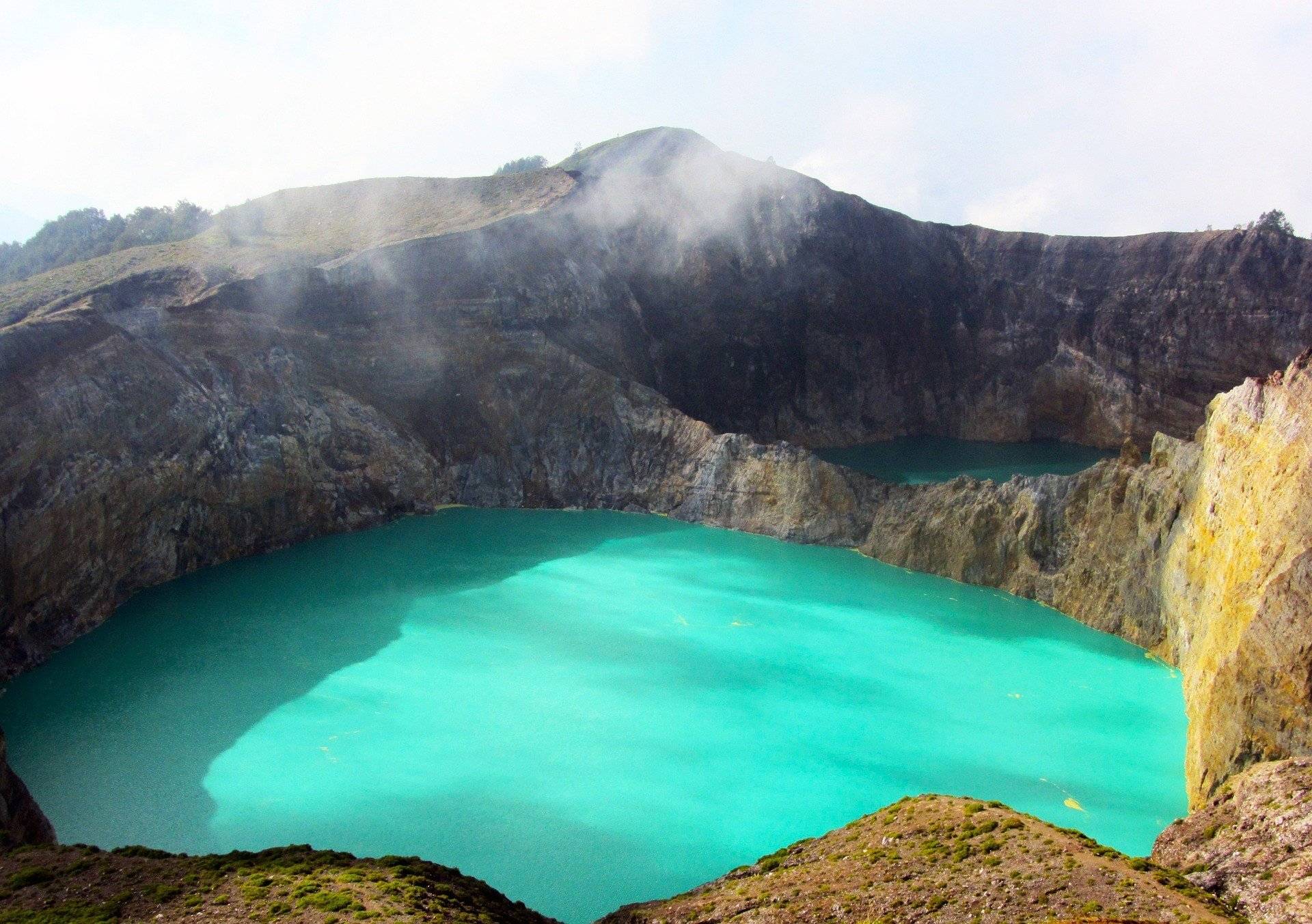 Il vulcano Kelimutu e i suoi laghi colorati