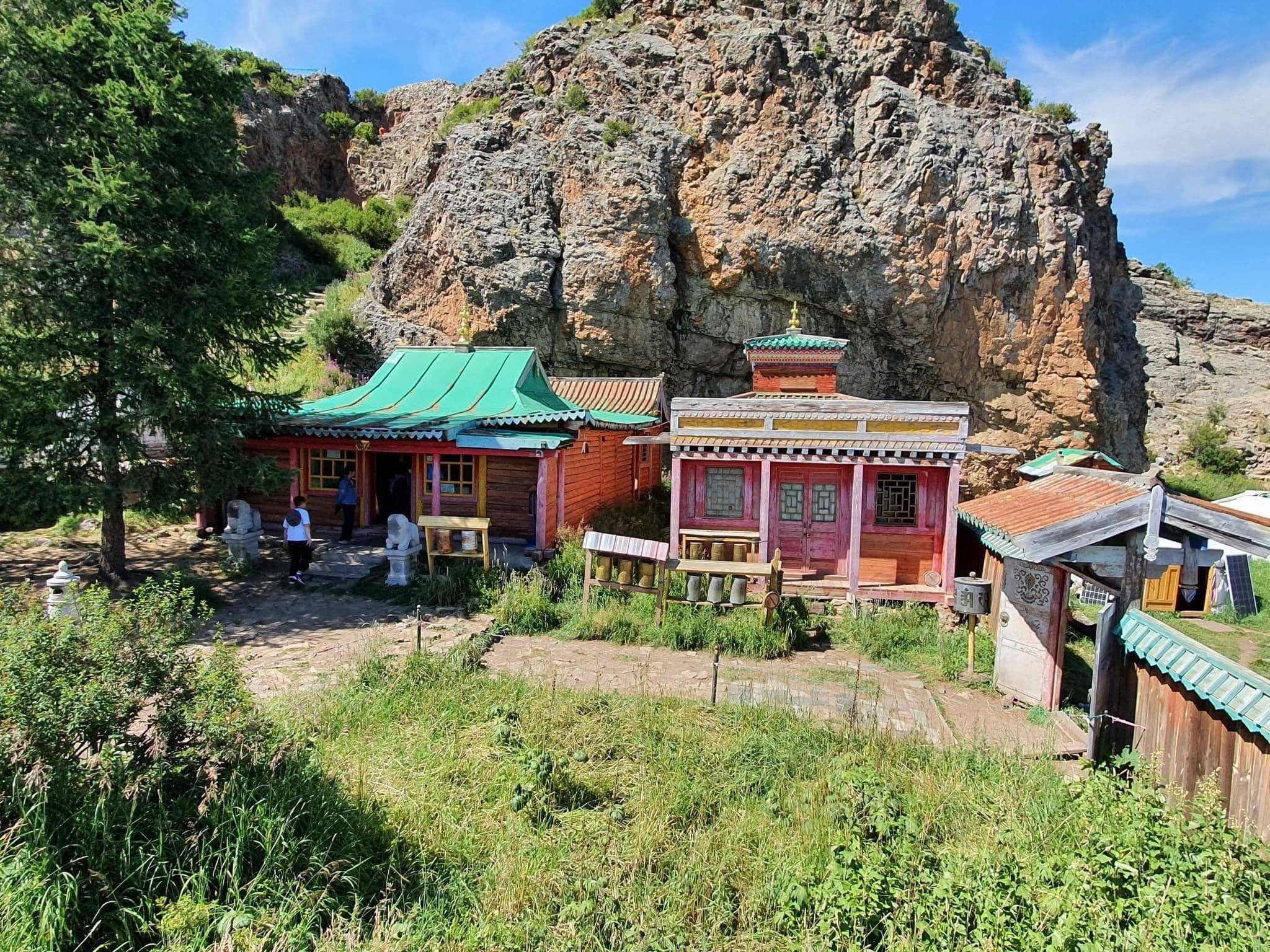 Le monastère Tuvkhun et la source chaude Tsenkher