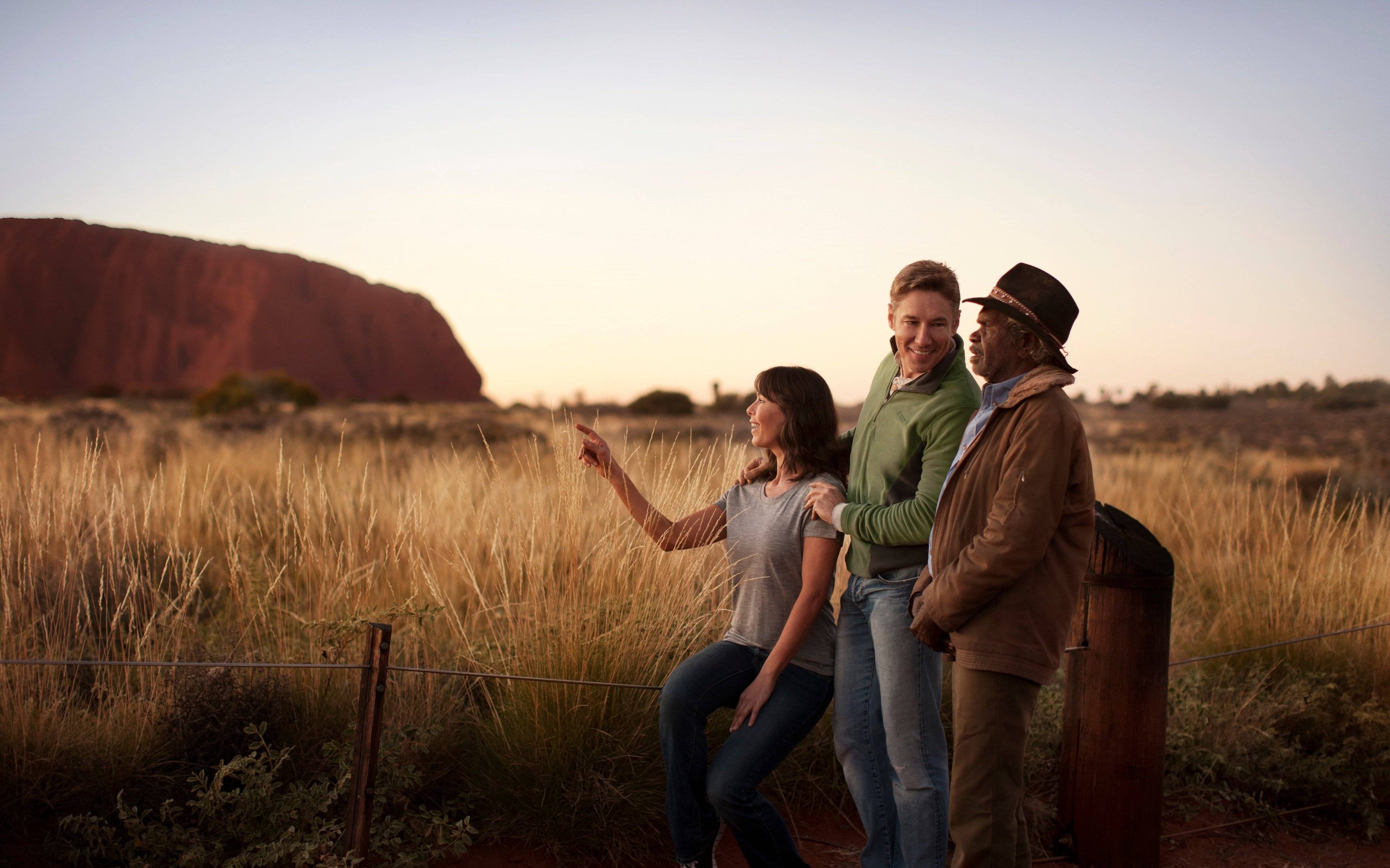 Les alentours d'Uluru avec son peuple aborigène