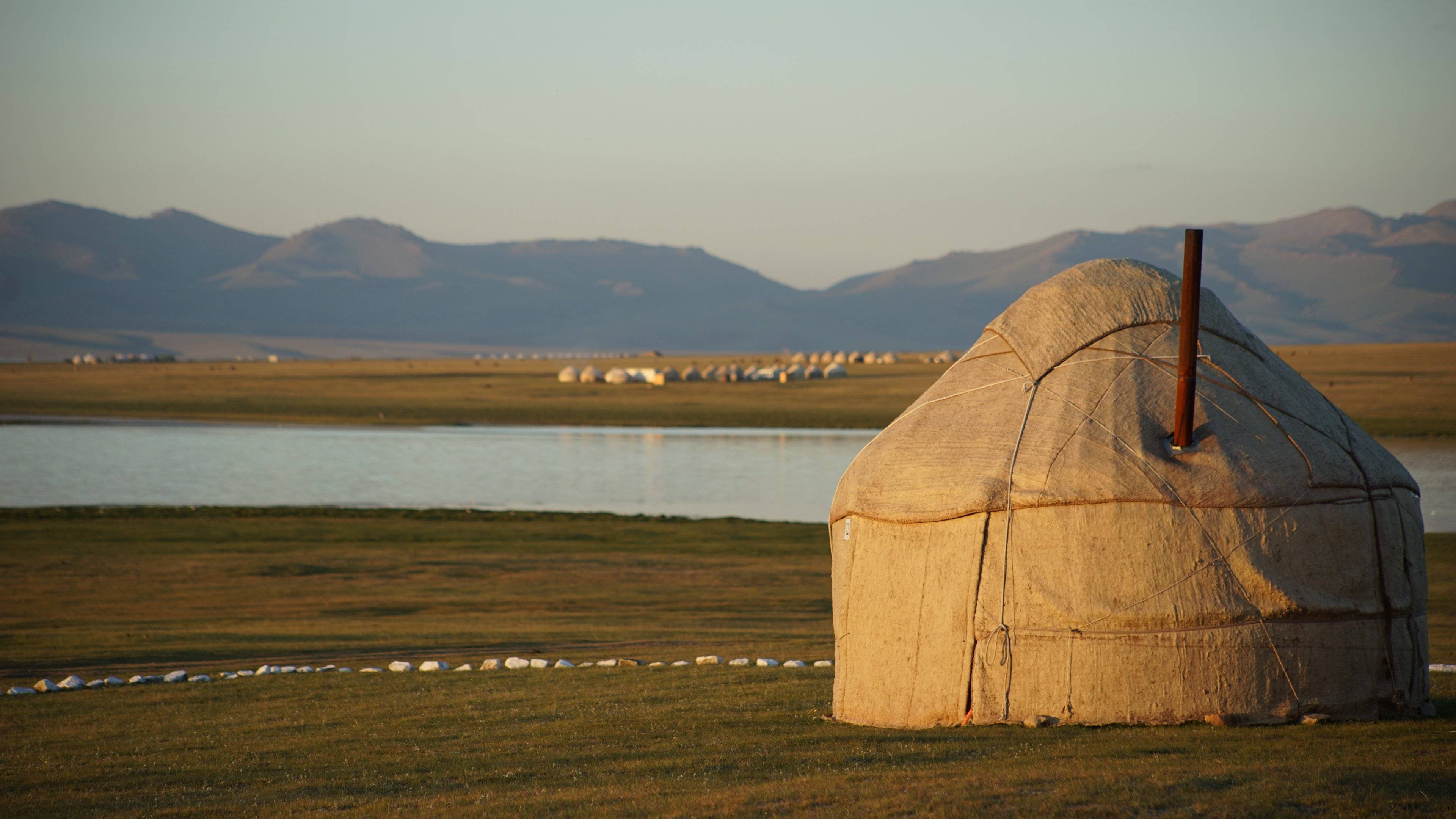 Scoperta della vita nomade lungo il lago Son Kul 