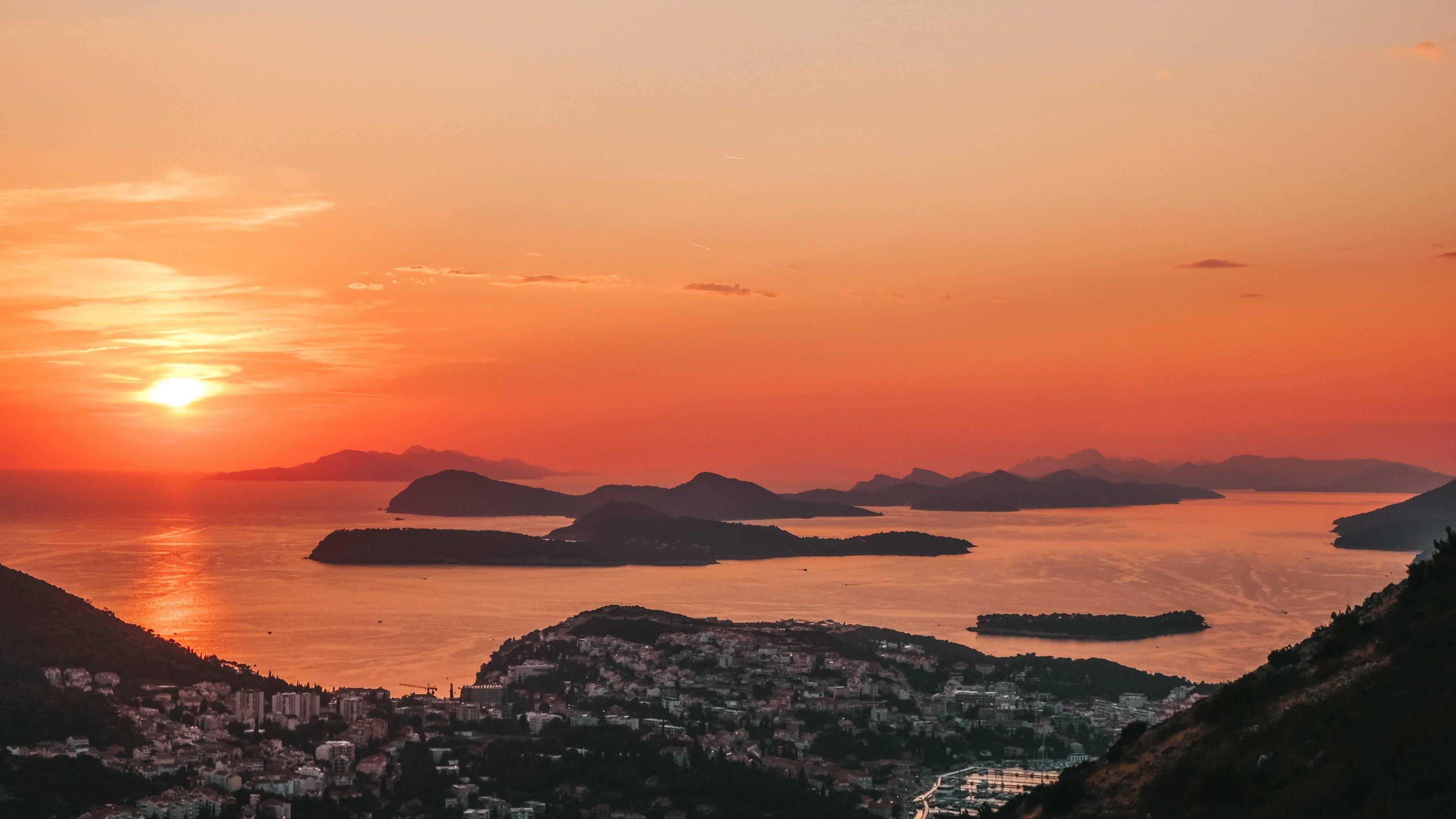 Atardecer único sobre las islas frente a Dubrovnik