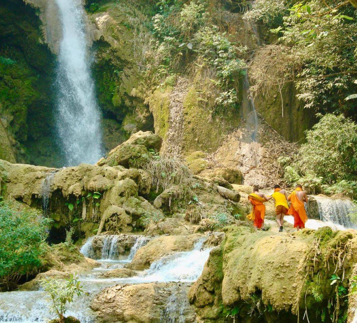 Kuang Si erkunden: Von den Wasserfällen zu den Hmong