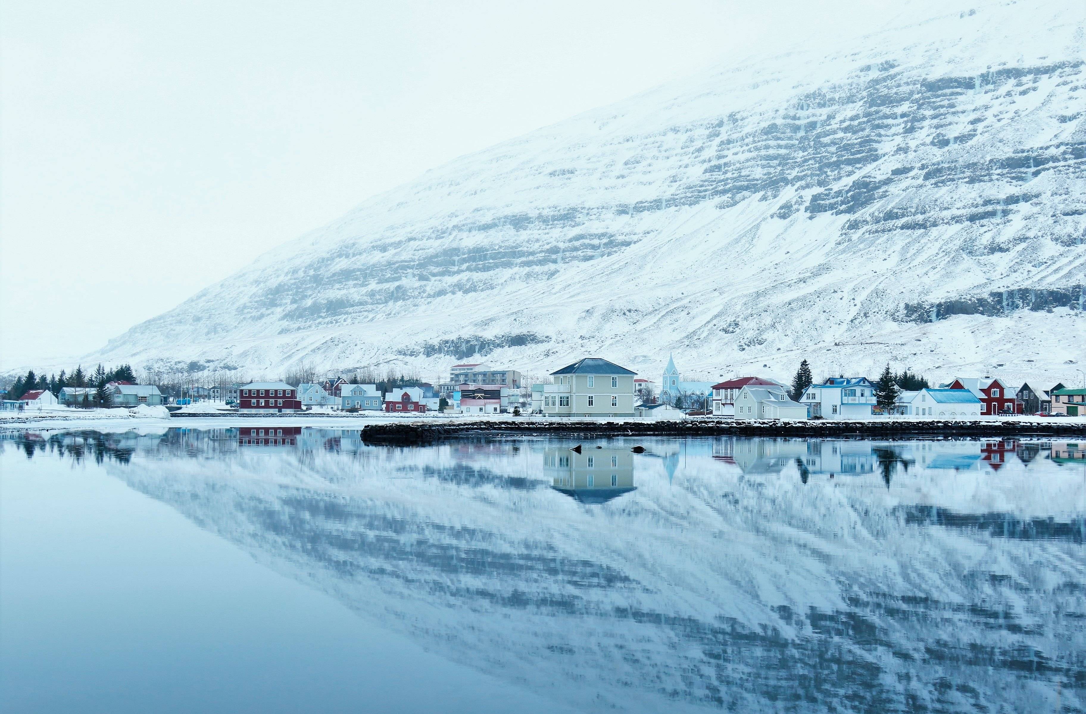Vuelo a Egilsstaðir y visita a pueblos de los Fiordos del Este
