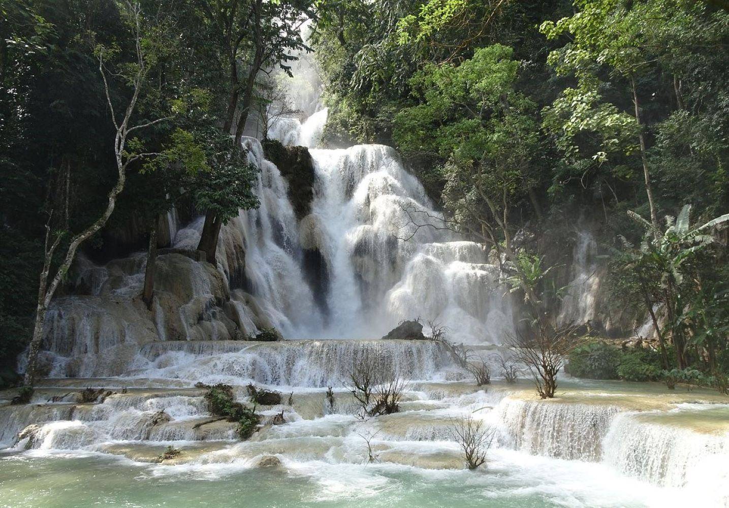 Explorez Kuang Si : chutes d'eau, parc aux papillons et communauté Hmong