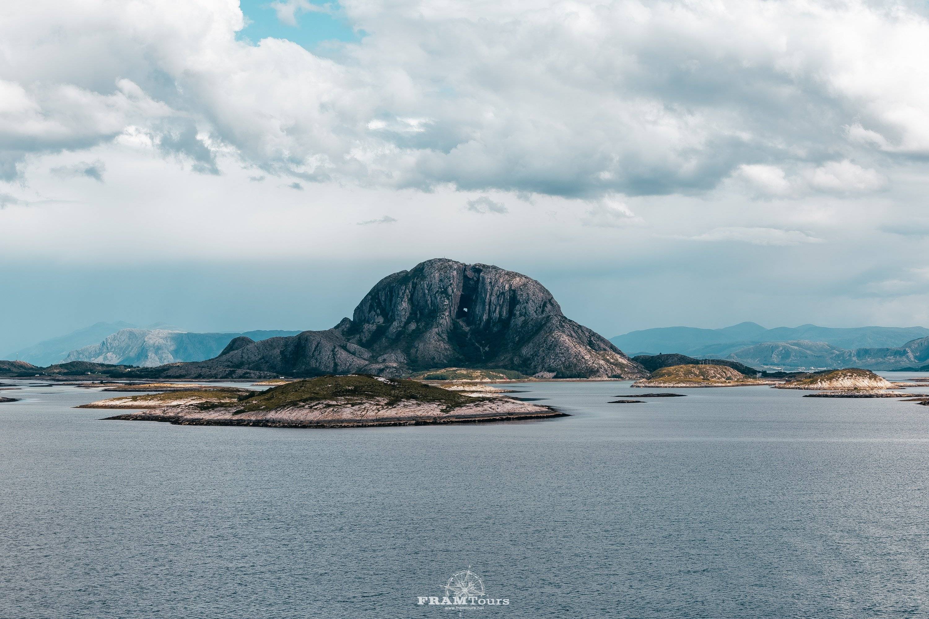 Navigazione Hurtigruten lungo la costa