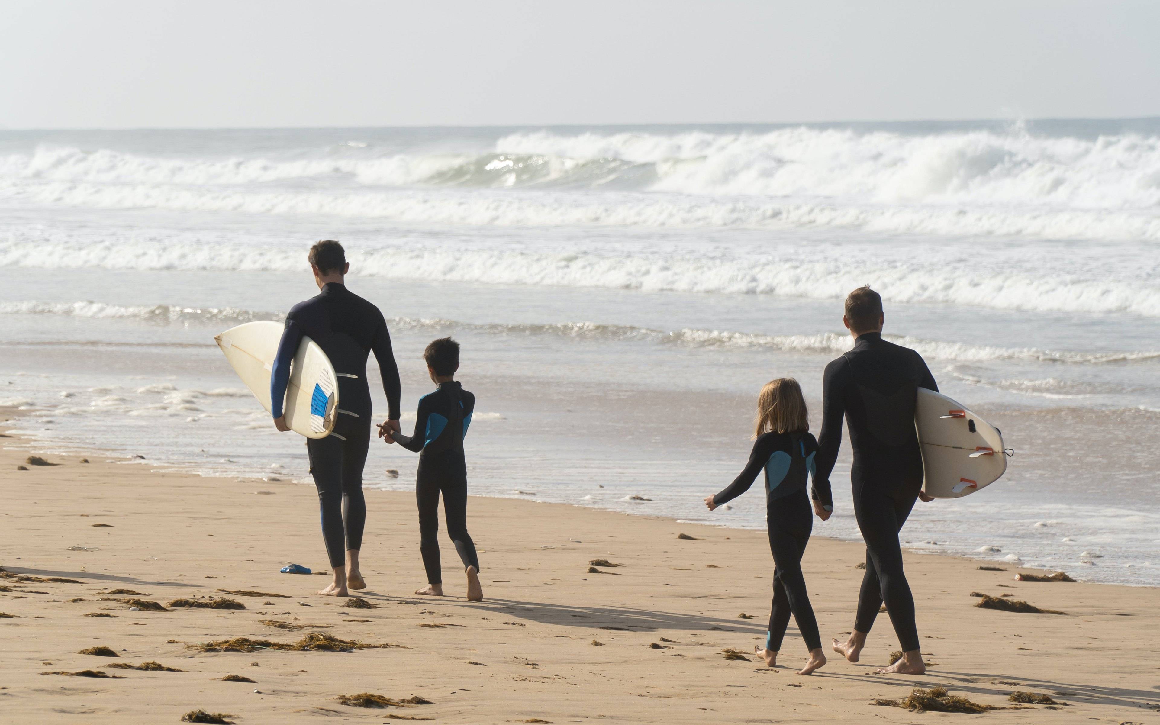 Nadar, bucear y explorar la playa con la familia en Diani