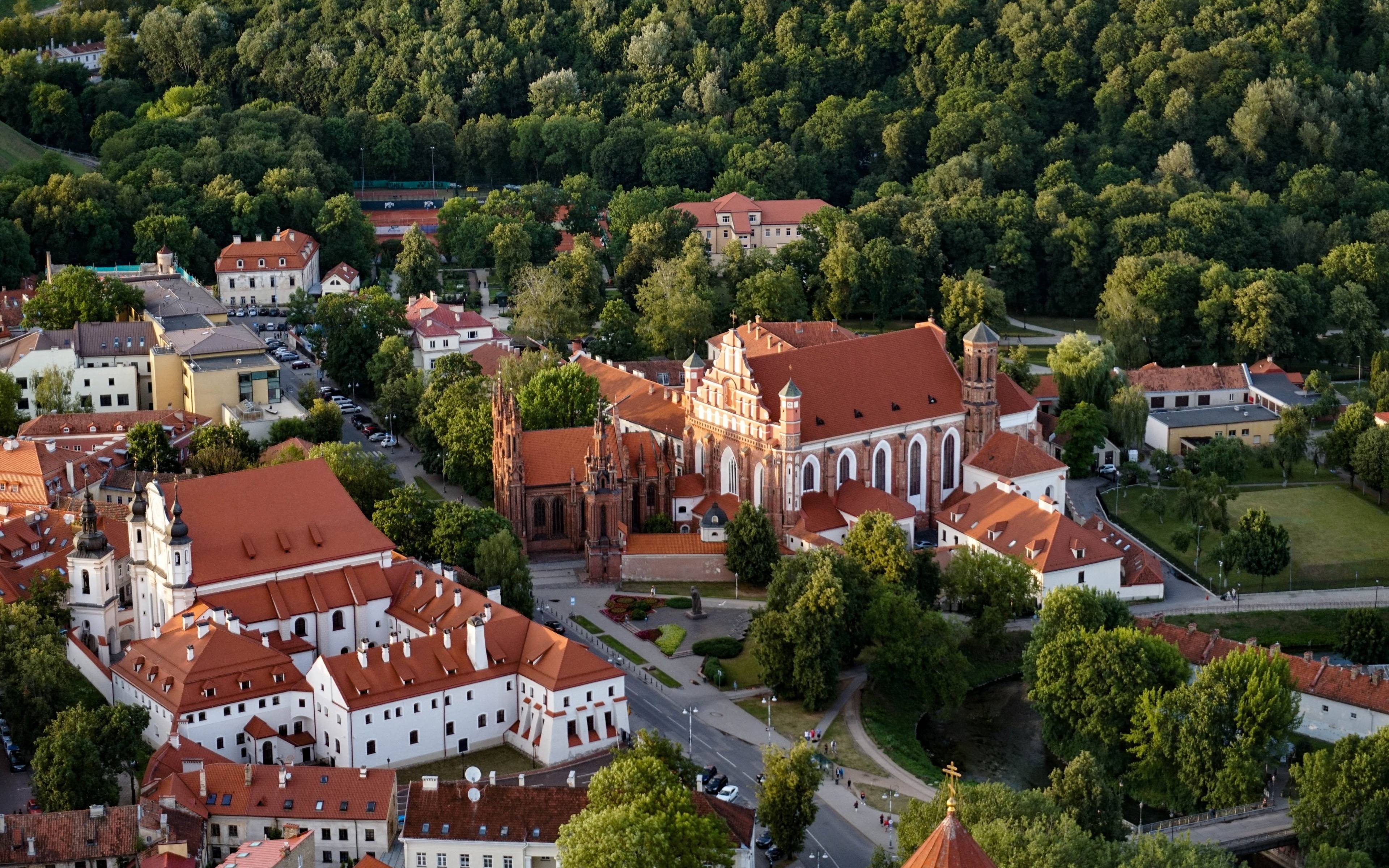 El barroco en Vilna y crucero al castillo rojo de Trakai