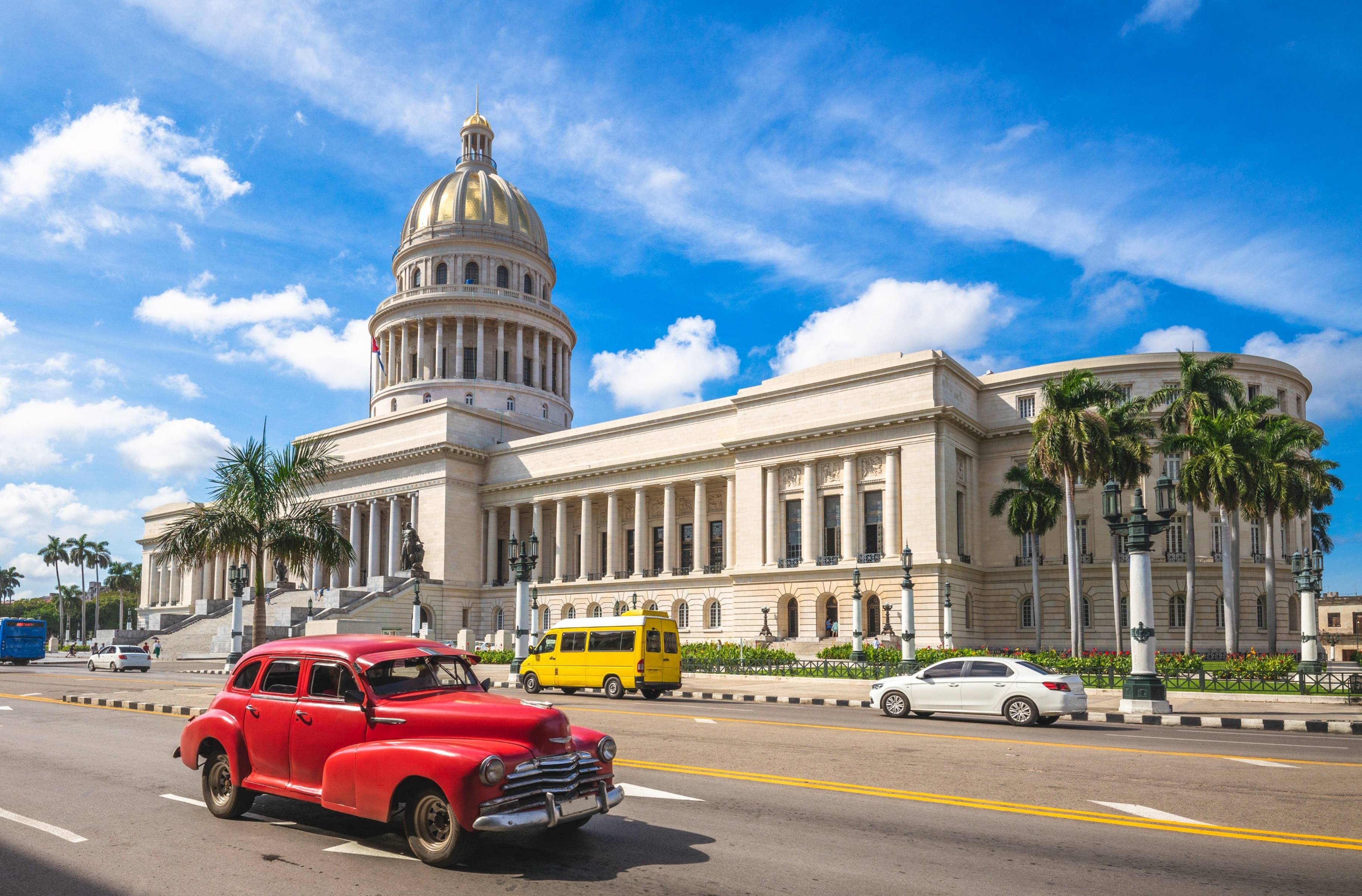 Vuelta en coche clásico y música cubana