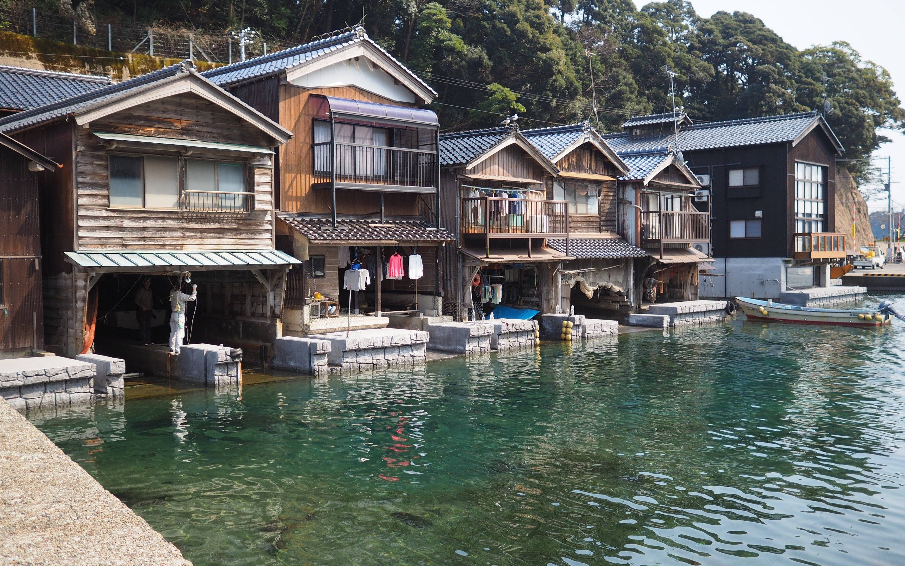 Pont du ciel et maisons-bateaux sur la mer du Japon