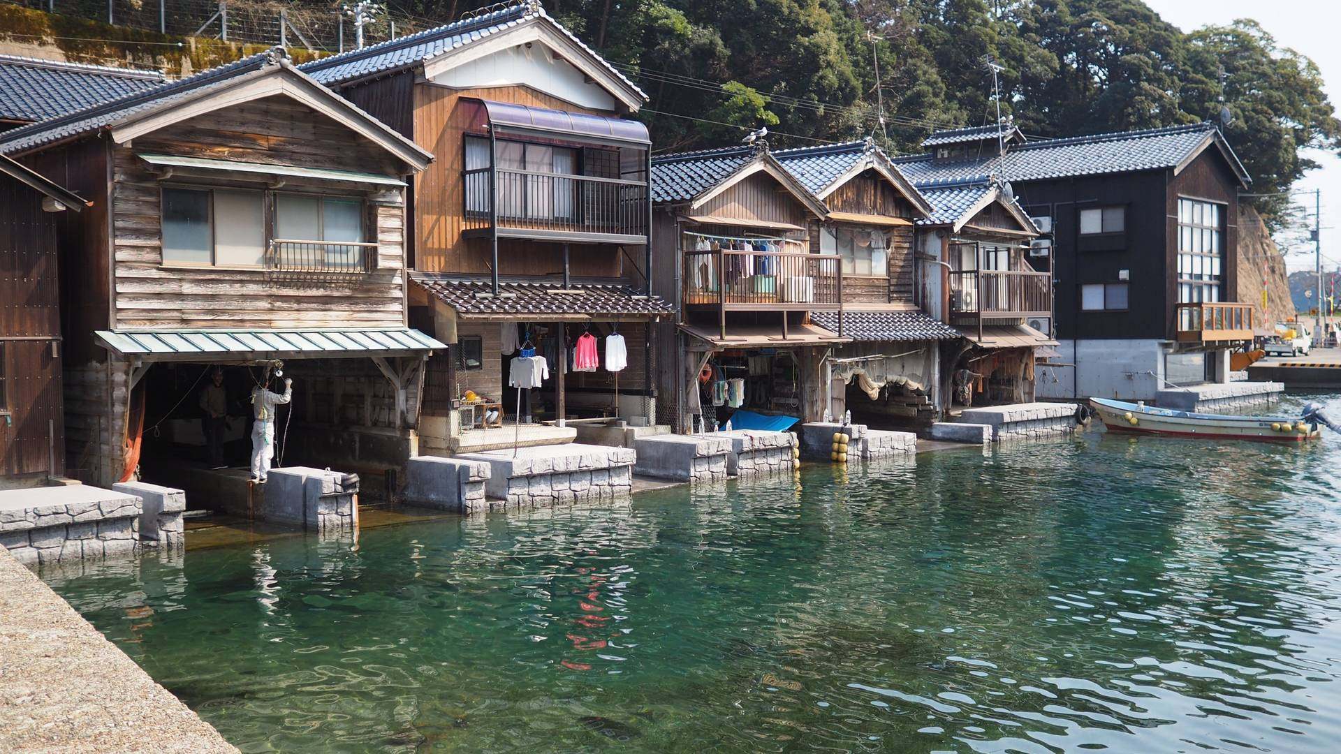 Puente del cielo y casas flotantes sobre el mar de Japón