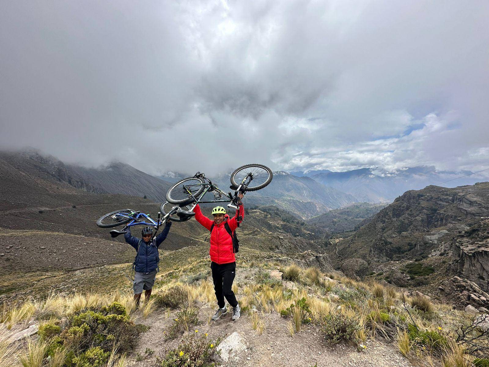 Randonnée vélo au pied du volcan Ubinas