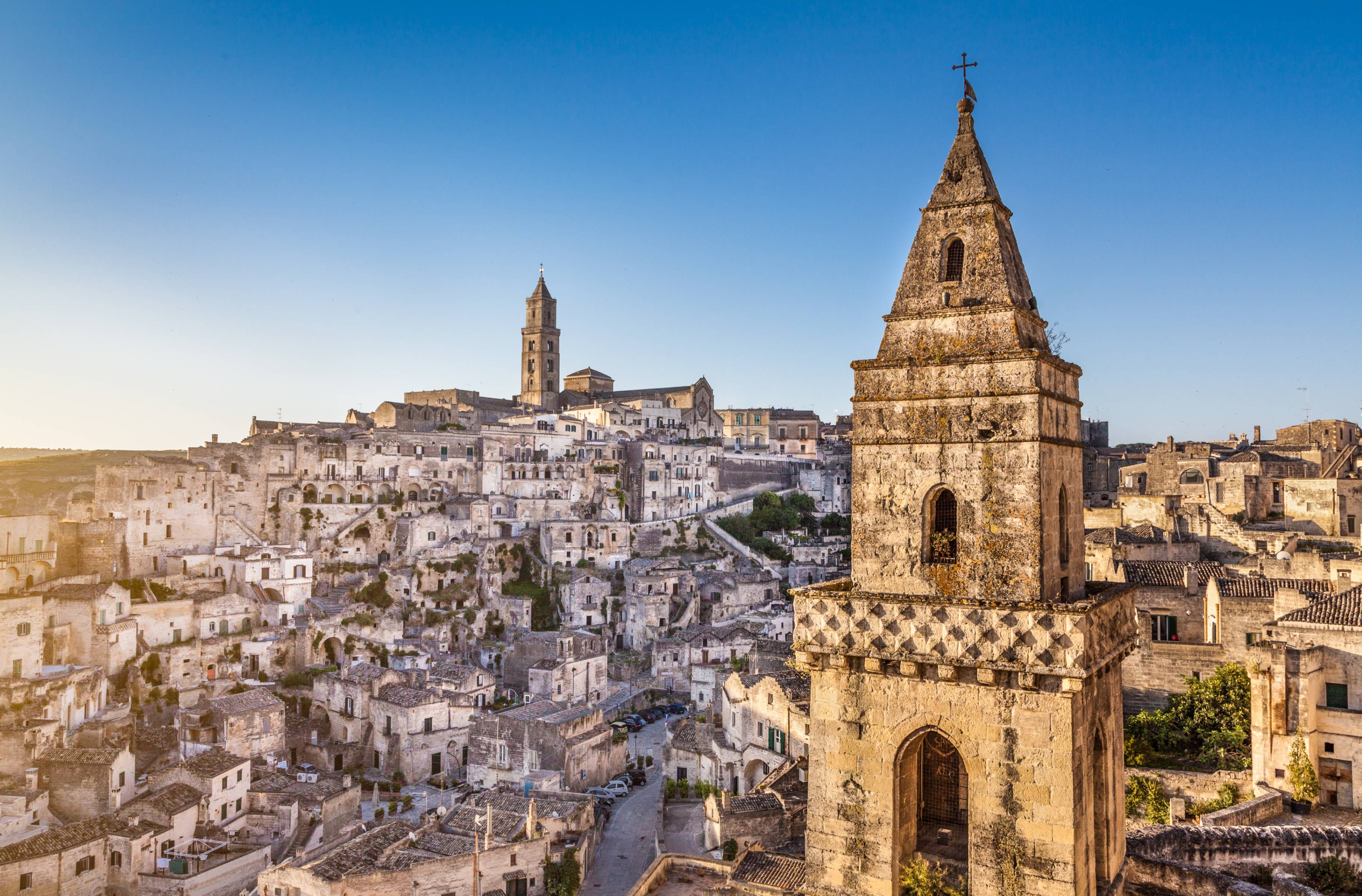 Admirez les beautés de la ville de Matera, excavée dans la roche