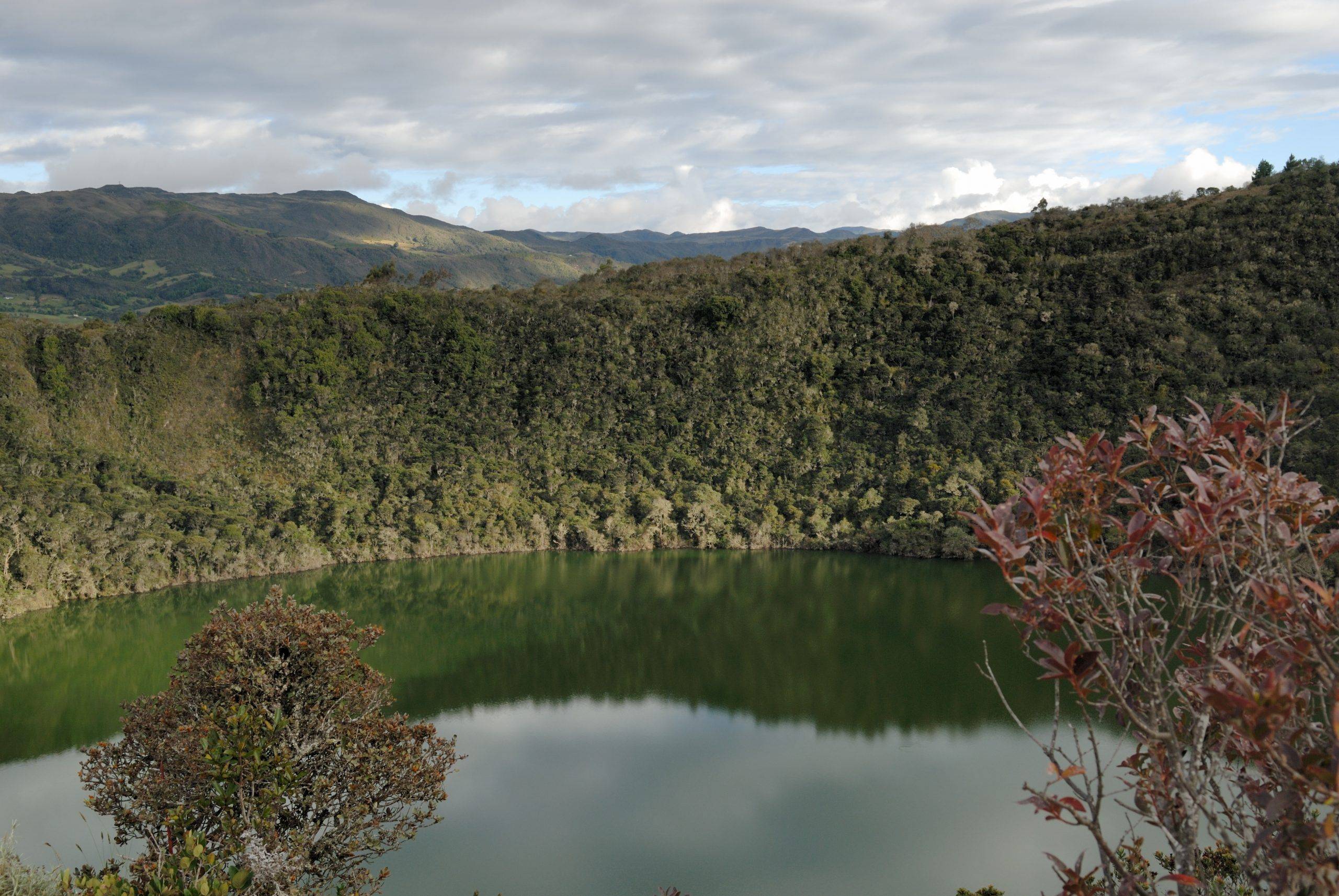Ein vulkanischer Kratersee auf dem Weg nach Villa de Leyva