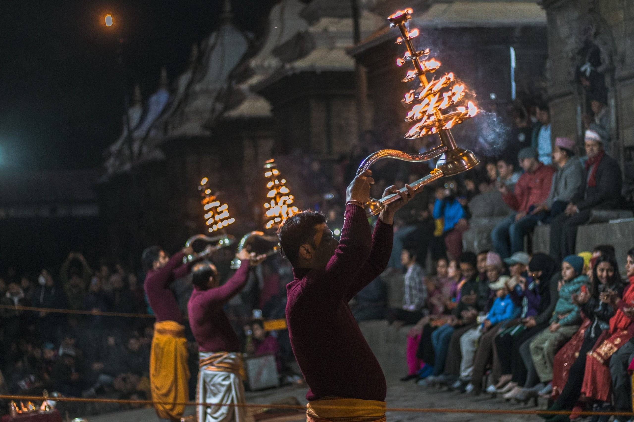 Harmonie van geloven: Zegeningen in Boudhanath's & Aarati puja in Pashupatinath