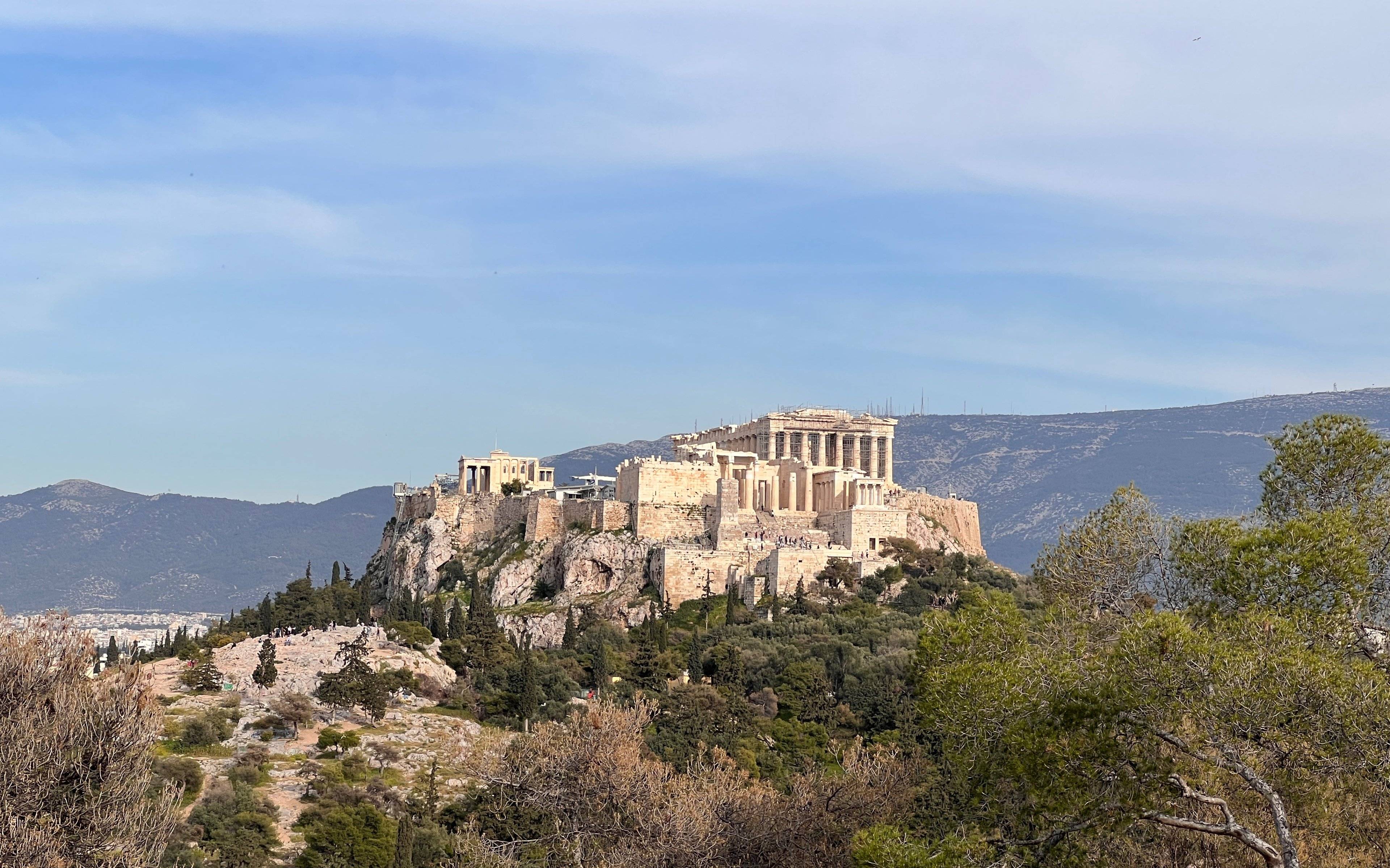 Explora la icónica Acrópolis, símbolo de la historia y gloria de la antigua Grecia