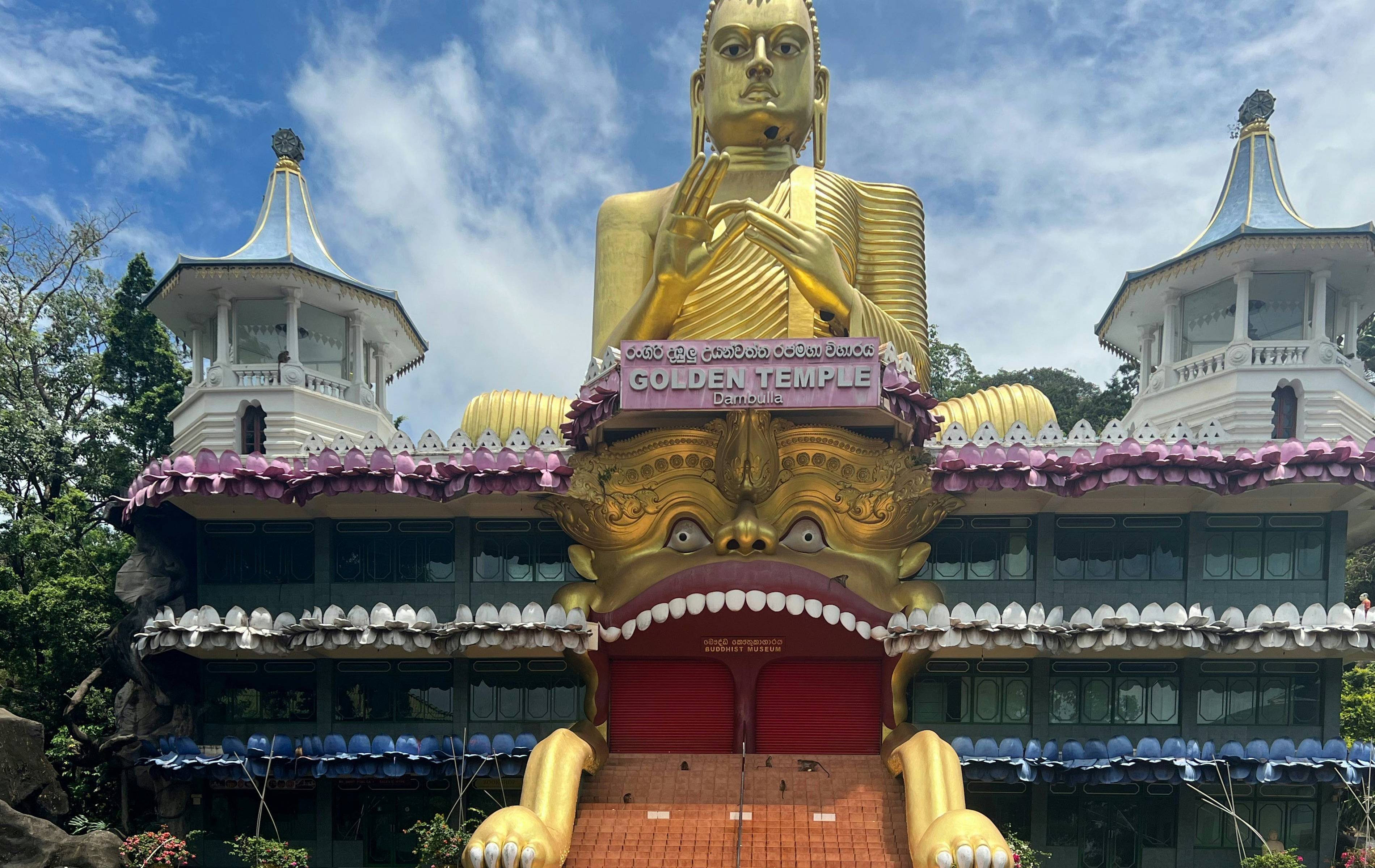 Llegada y recepción en Sri Lanka / A continuación Dambulla y su templo
