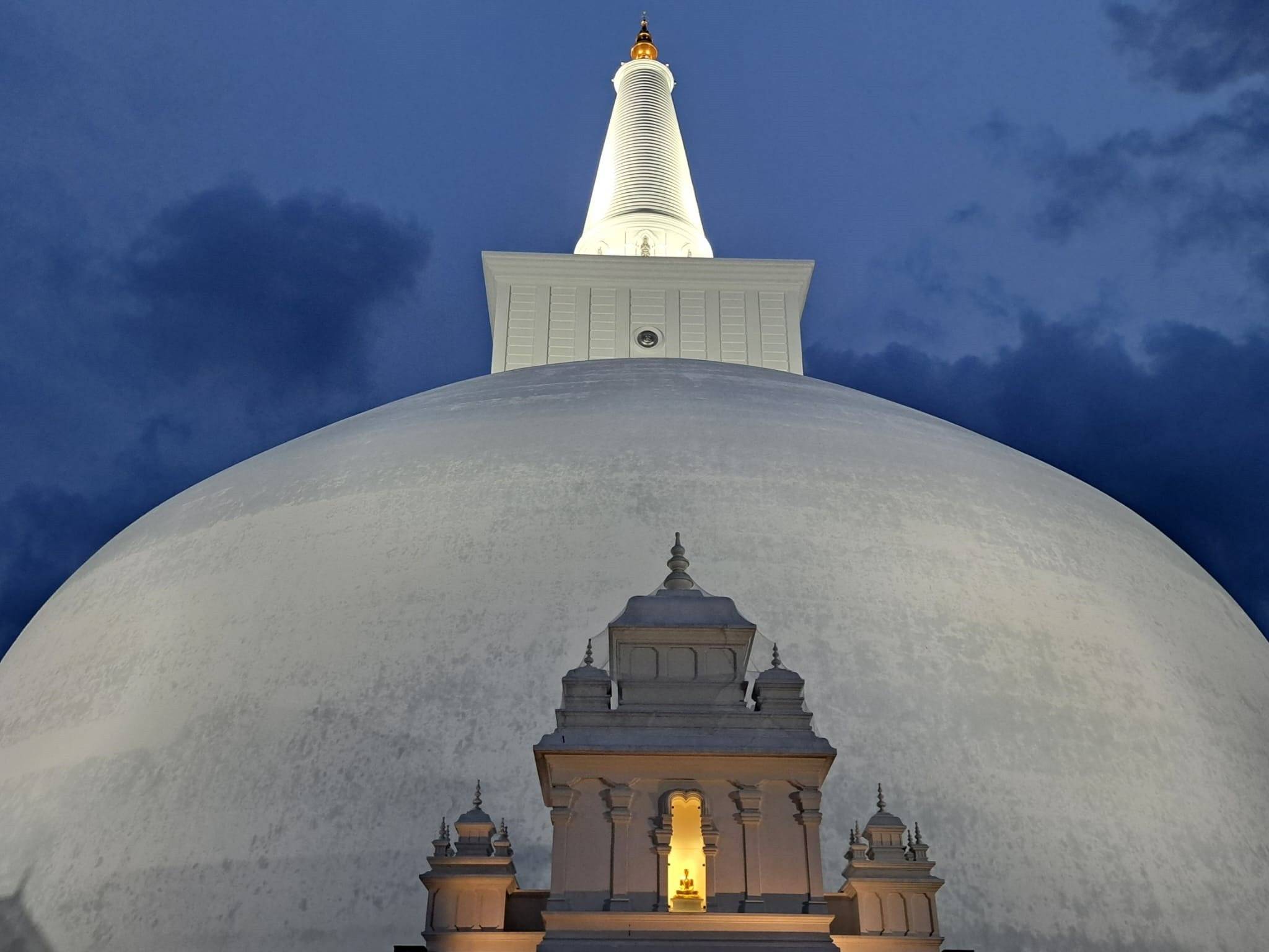 Templo de Avukana / Antigua ciudad de Anuradhapura / Mihinthale