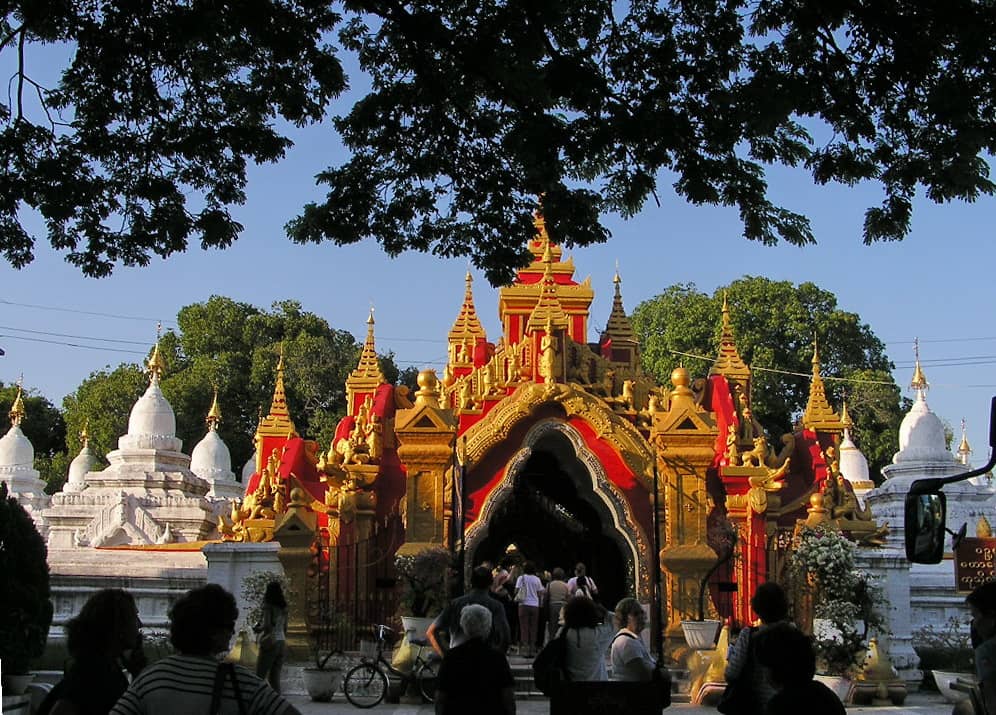 Visite de la pagode multicolore Thanboddhay, grottes de Po Win Daung