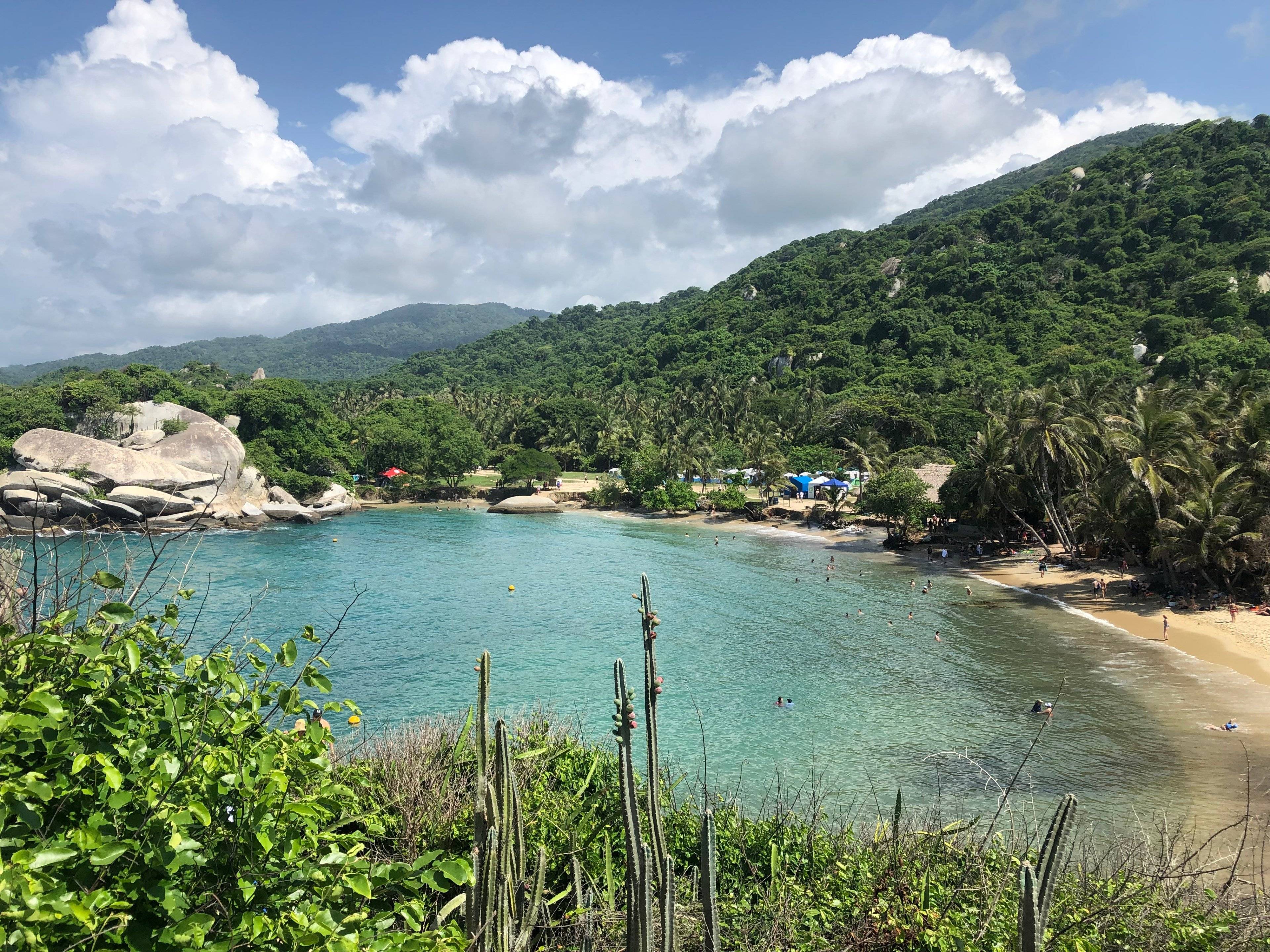 Fascino coloniale, contrasti e il blu intenso dei Caraibi