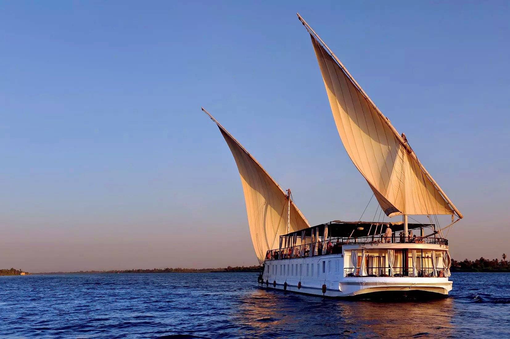 Pyramides et bateau à voile traditionnel sur le Nil