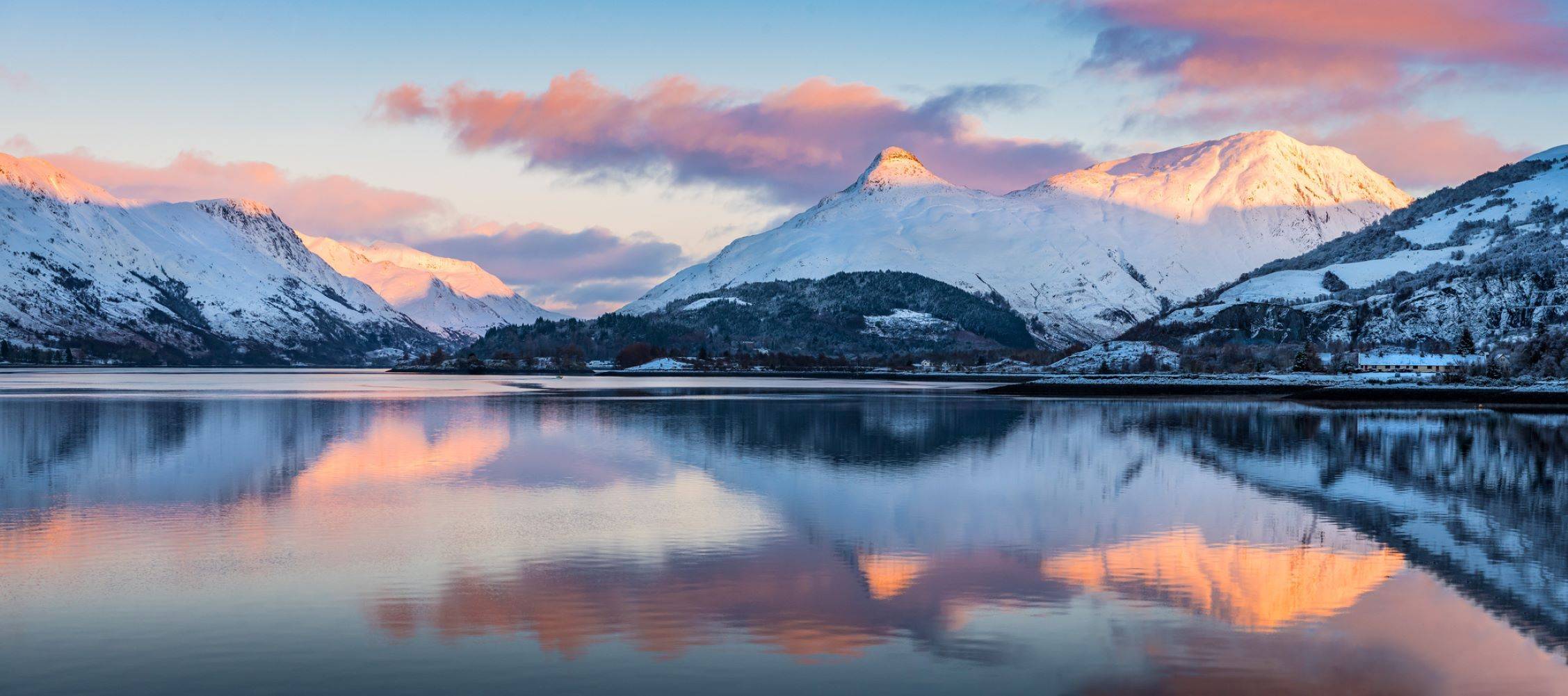 Merveilles d'hiver : Un voyage festif à travers les paysages charmants de l'Écosse