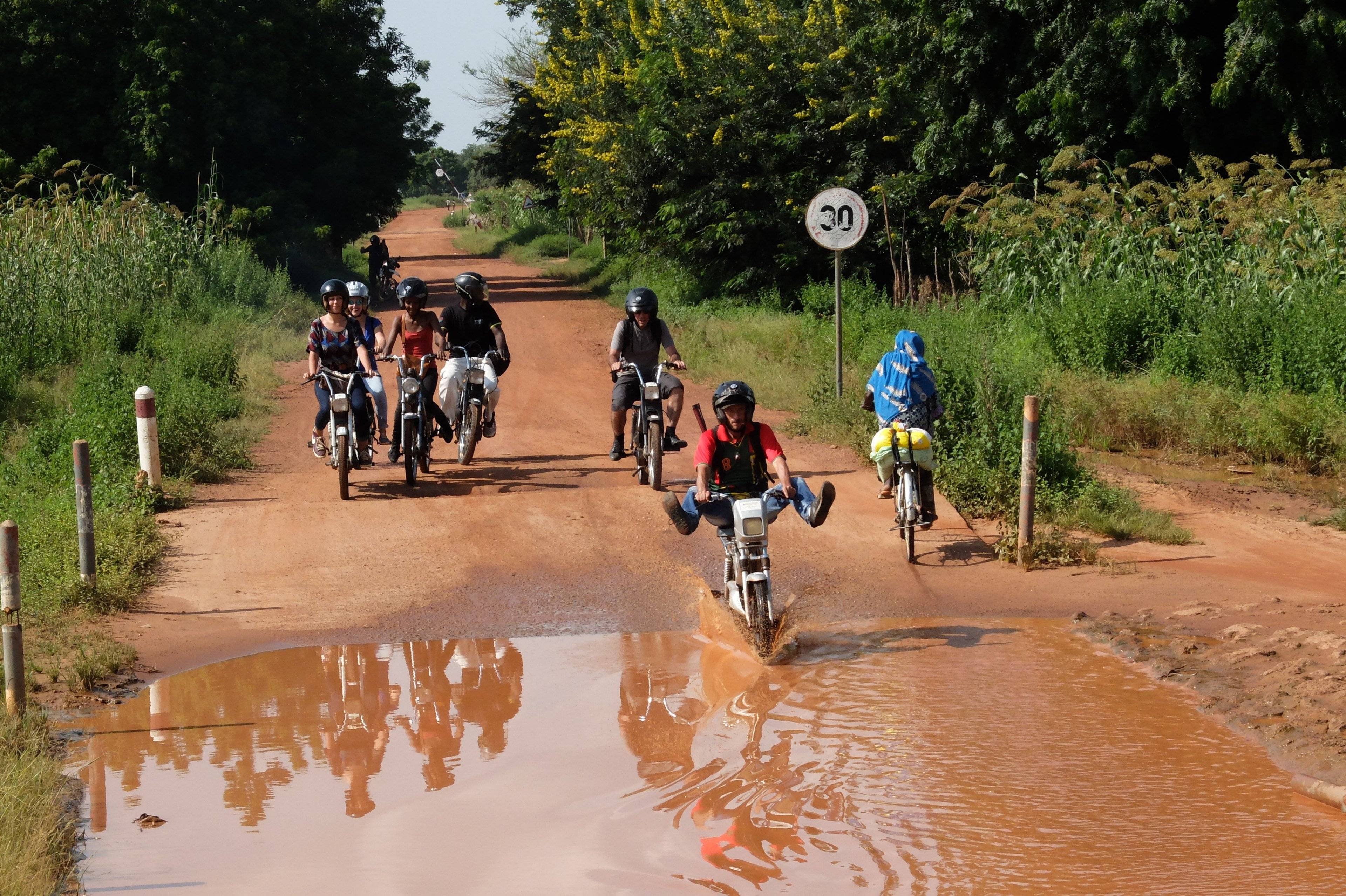 Villages et pistes africaines en Mobylette