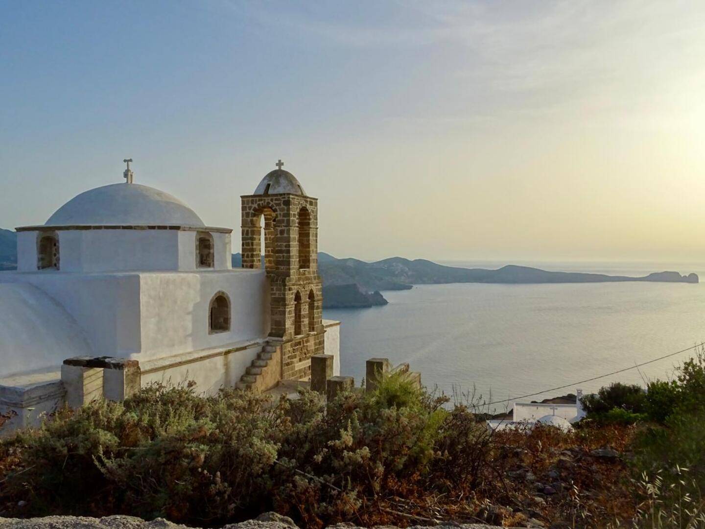 Epopea Cicladica tra Mare e Montagna: Milos, Naxos, Santorini e Amorgos