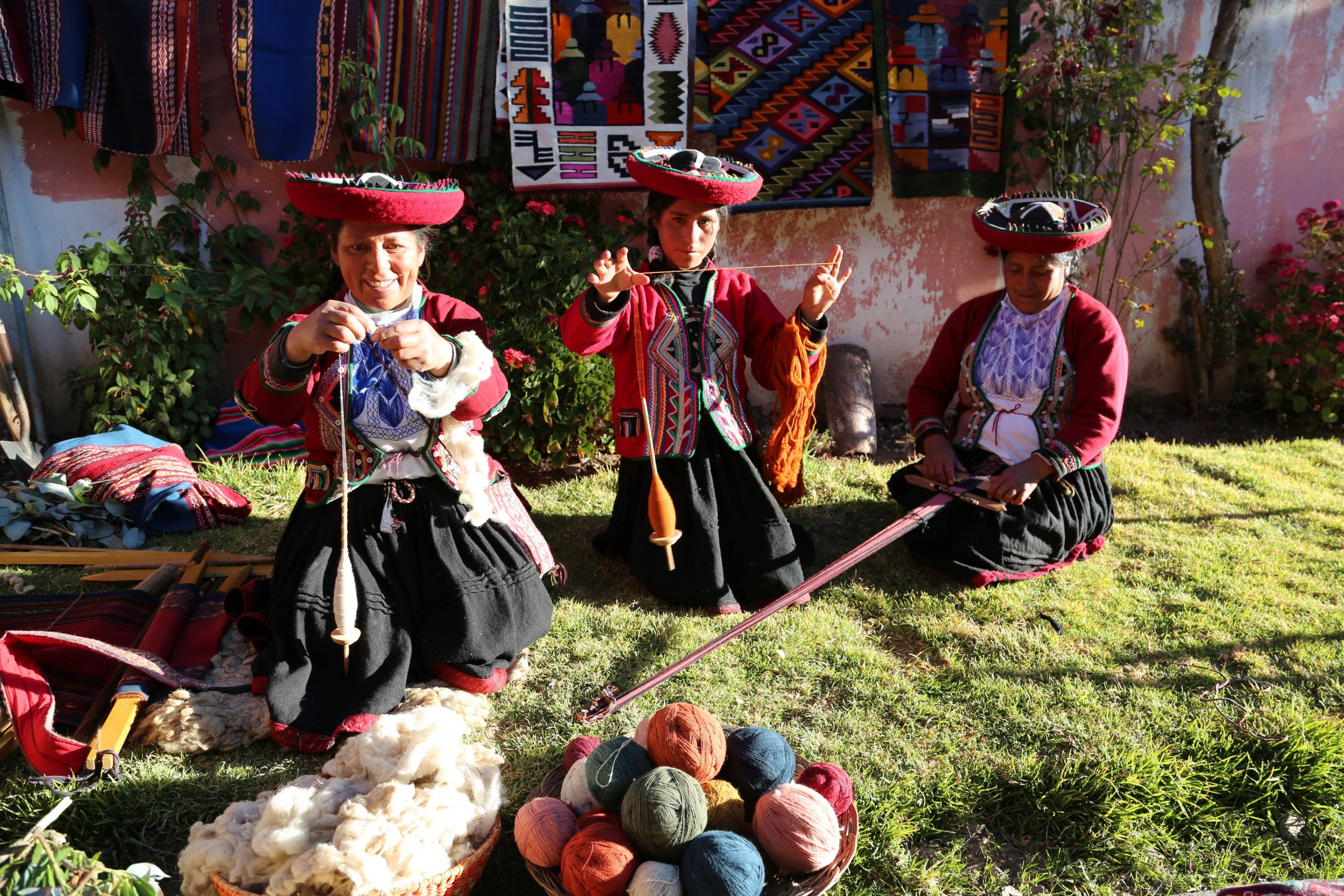 Paisajes y comunidades andinas: Nasca, Colca, Titicaca y Machu Picchu