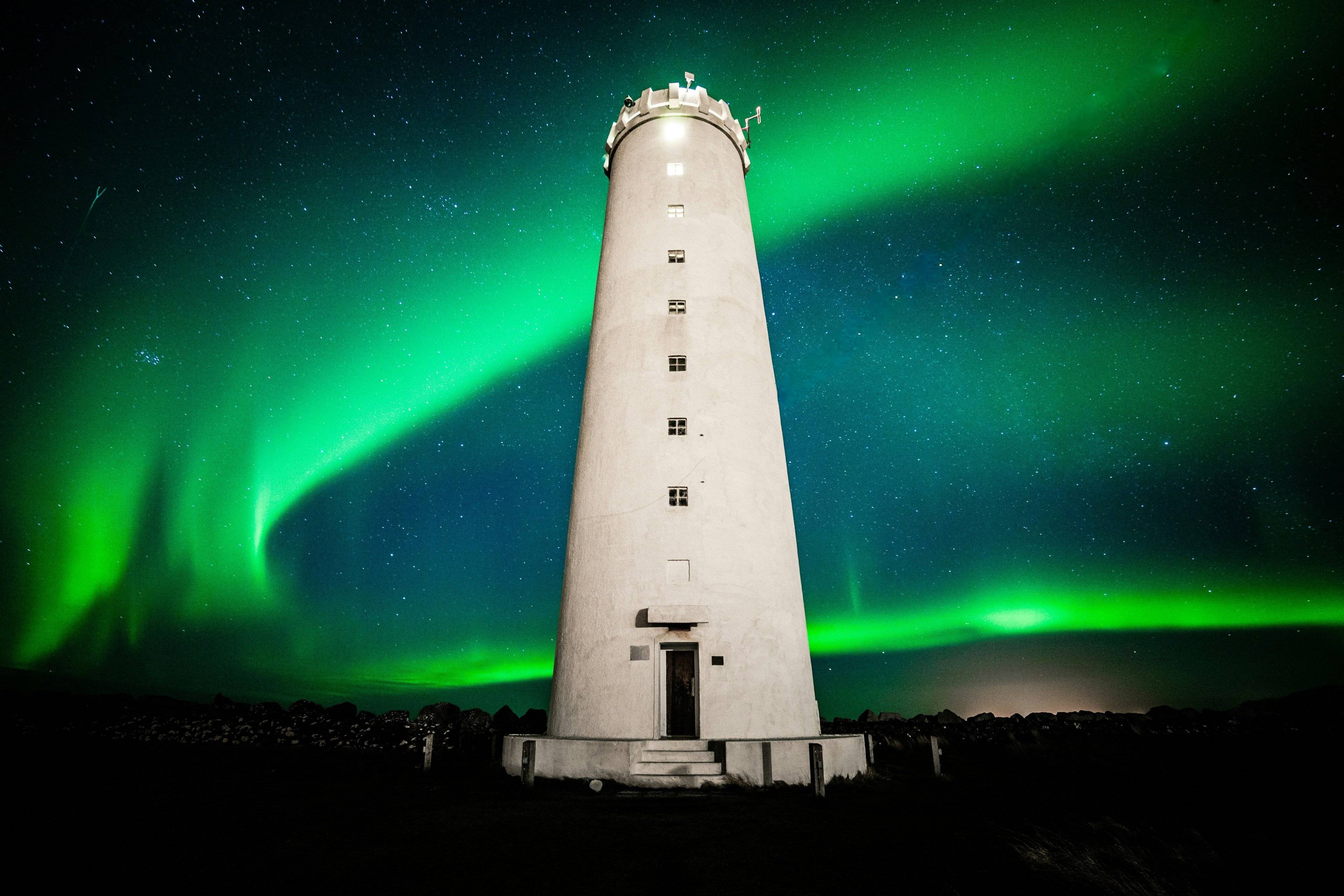 L'Islande en hiver : entre aurores boréales & bains chauds