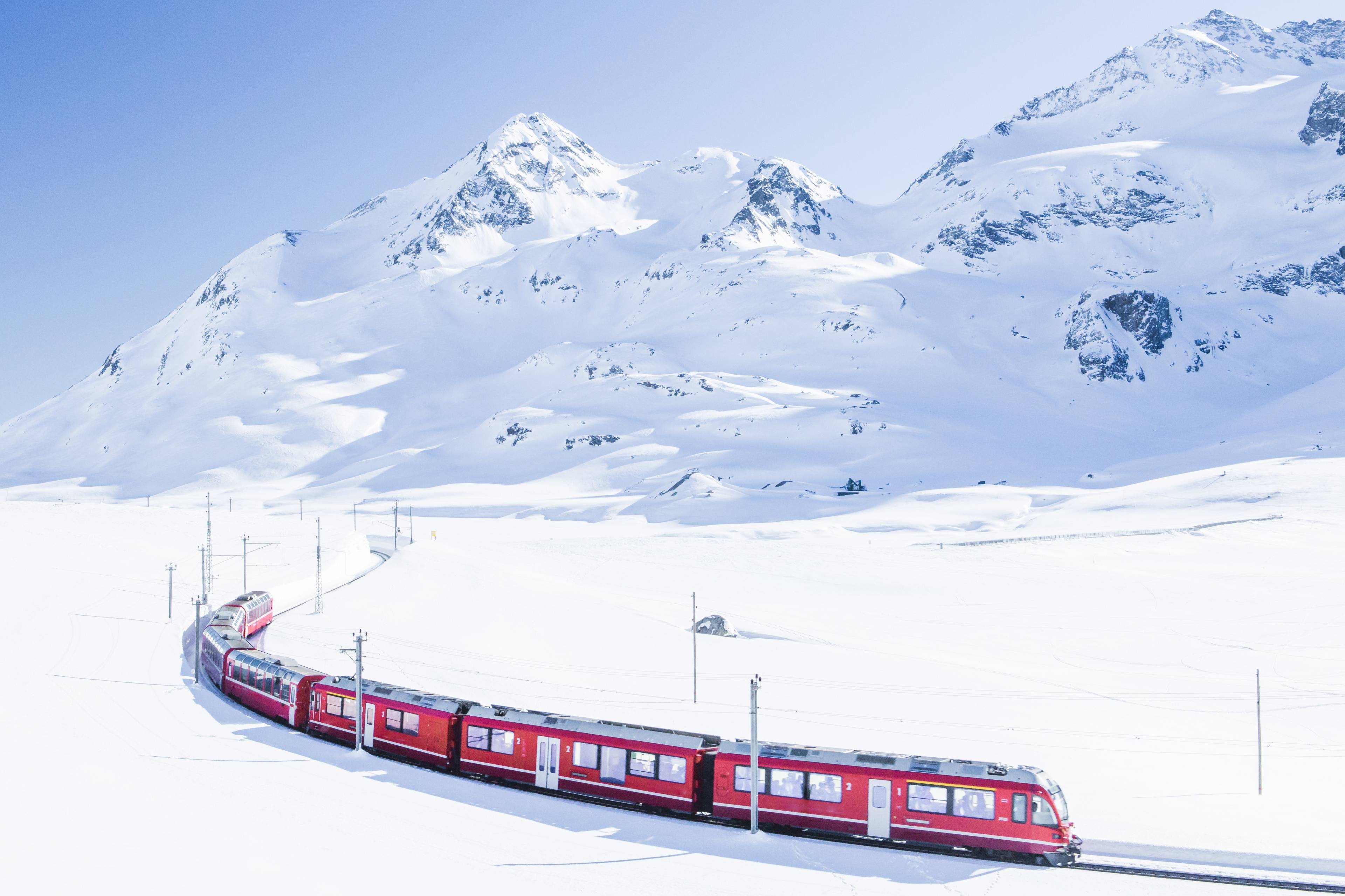 Au cœur des Alpes suisses en hiver : Glacier Express & Bernina Express