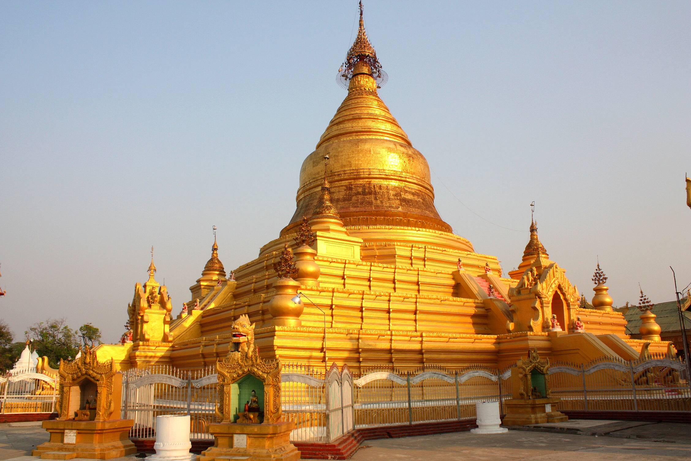 Volo per Bagan, visita del sito e i suoi famosi templi