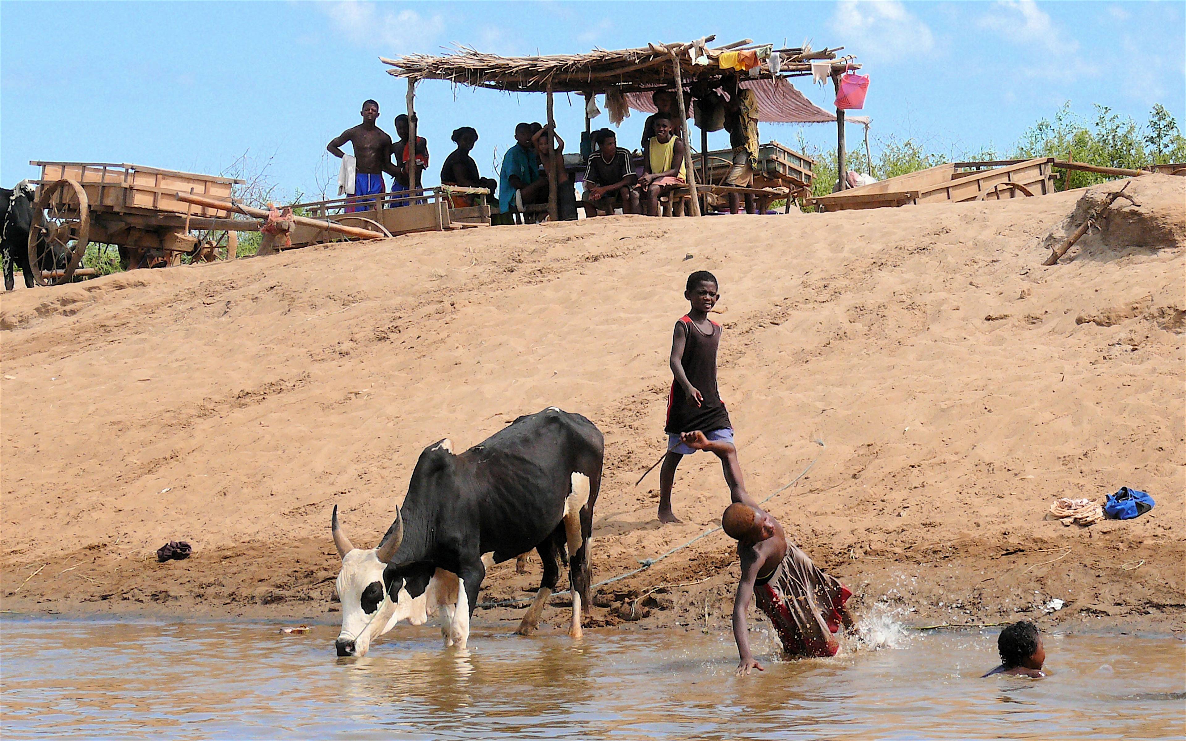 Encuentro con un pueblo en la orilla del ​Río Tsiribihina