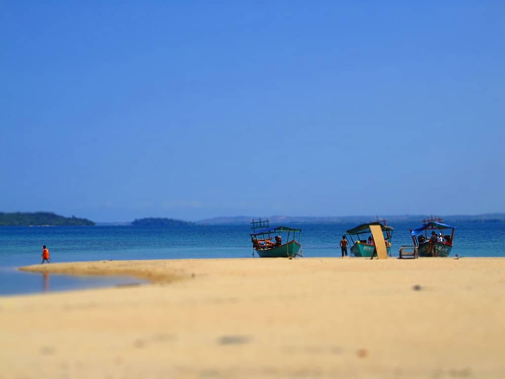 Recorrido por el lago y relax en las playas de Camboya