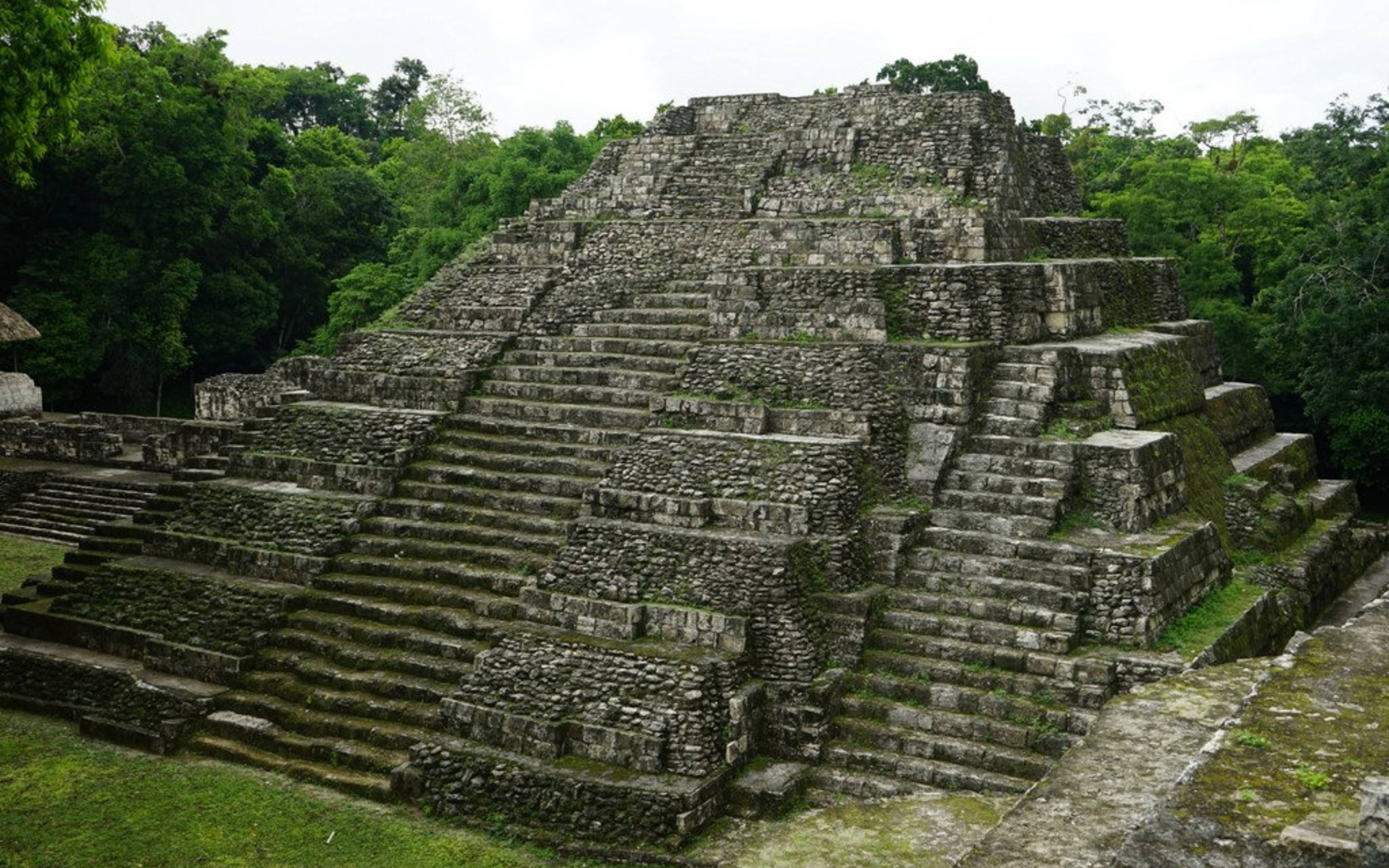 Scoperta del sito Maya di Yaxha
