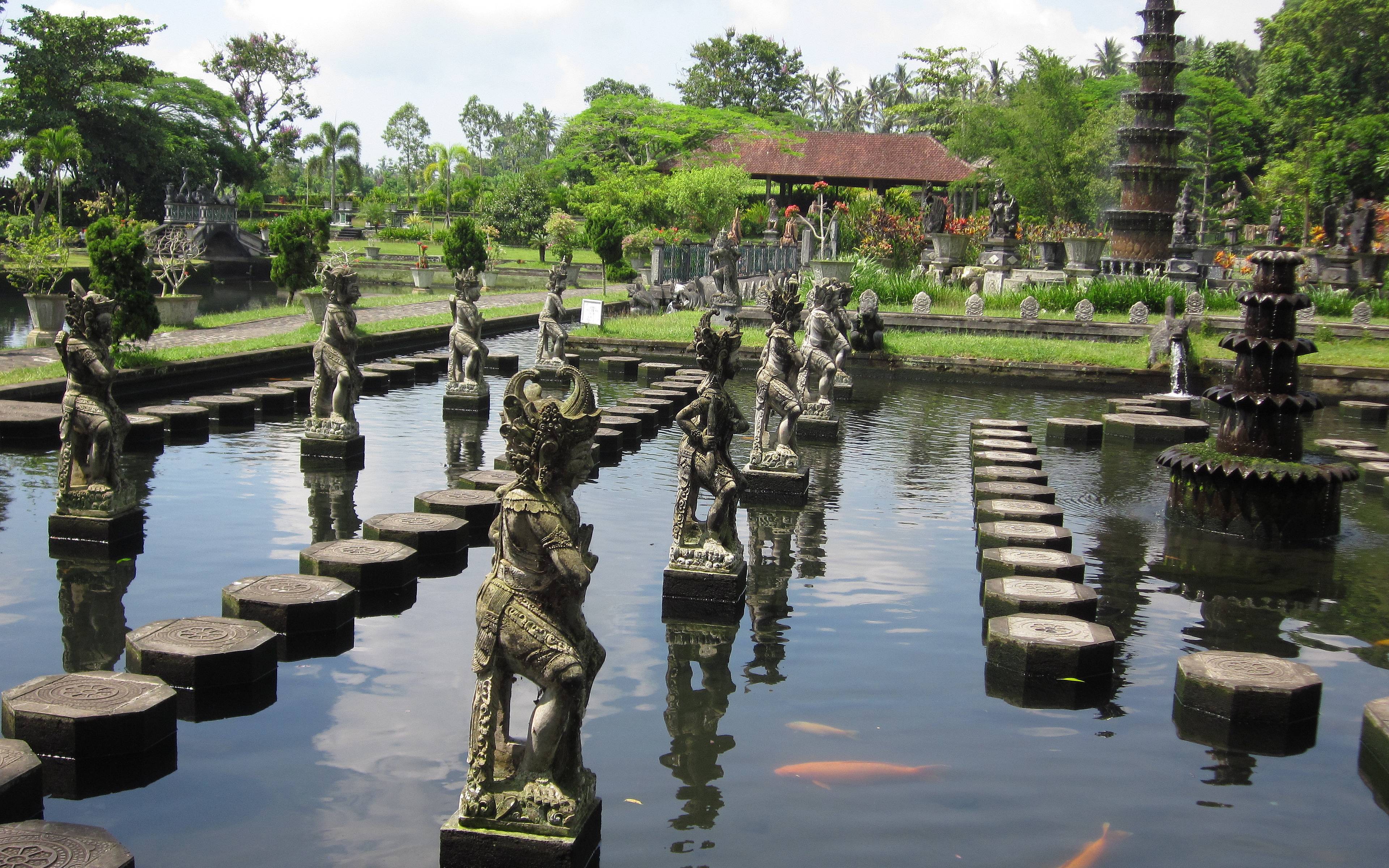 Paseos entre piscinas reales e impresionantes templos