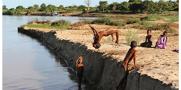 Enfants plongeant dans la Tsiribihina