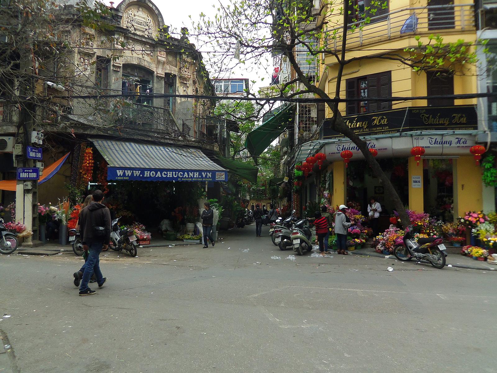 How does the Hanoi tourist cross the road? Very, very carefully