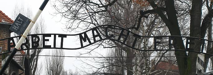 Panneau "le travail rend libre" à l'entrée d'Auschwitz