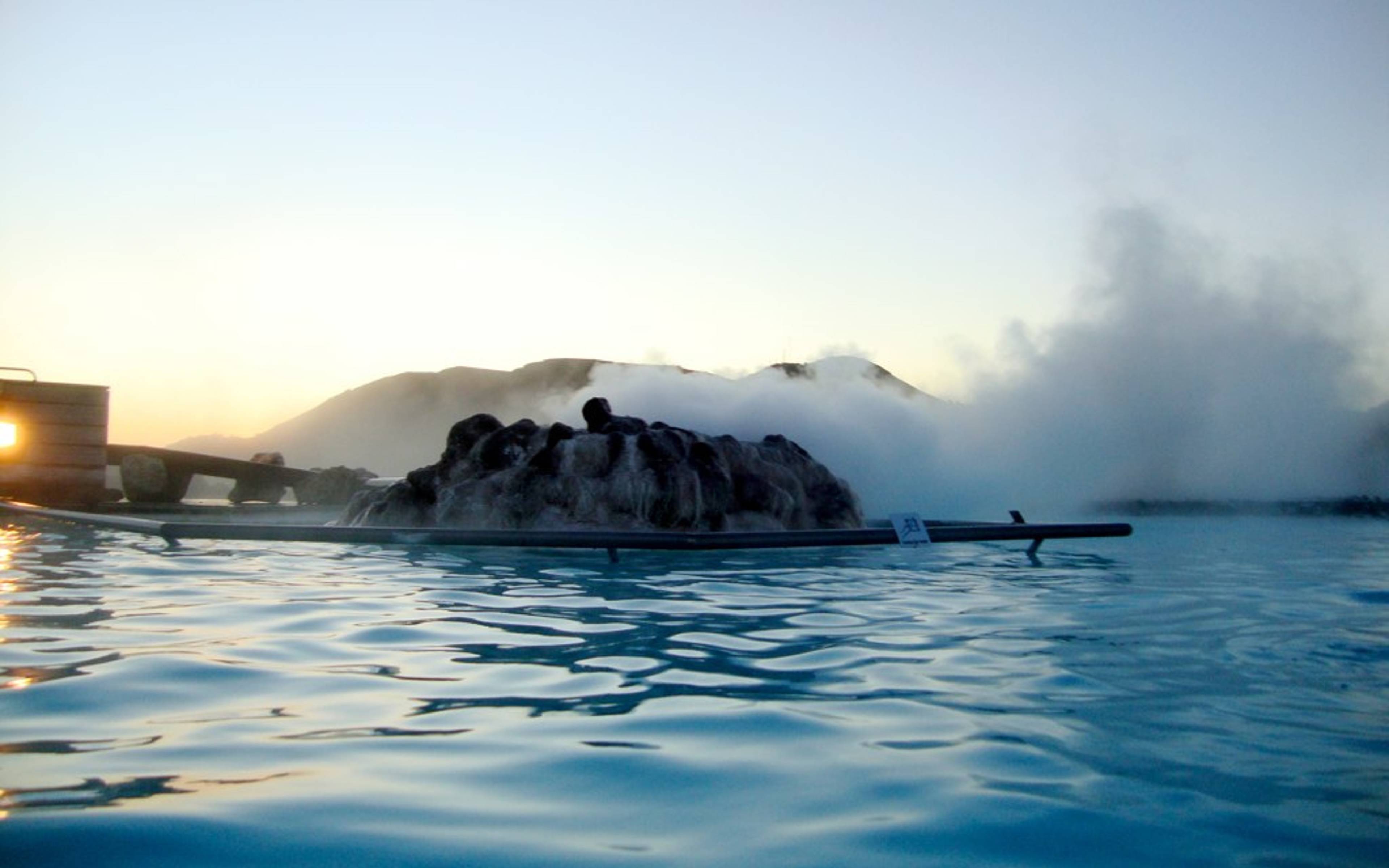 La piscina termal y cena típica islandesa