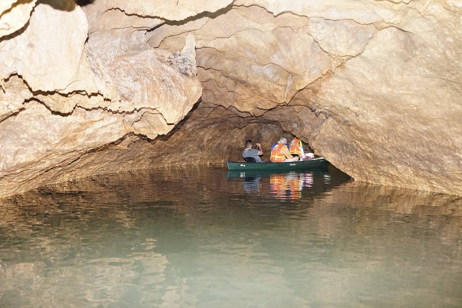 Canoë dans la grotte de Barton Creek