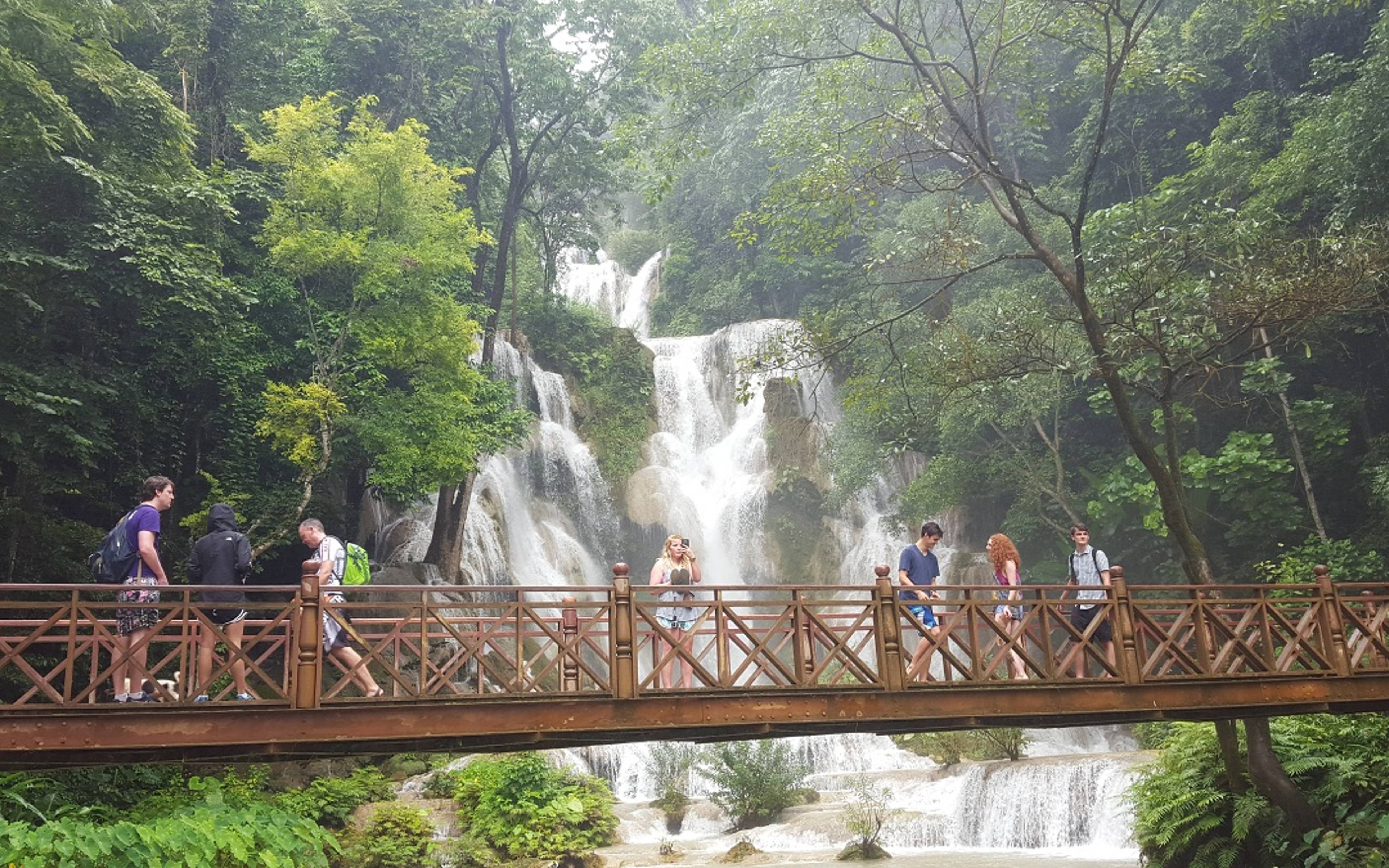 Randonnée et baignade aux chutes d'eau de Kuang Si