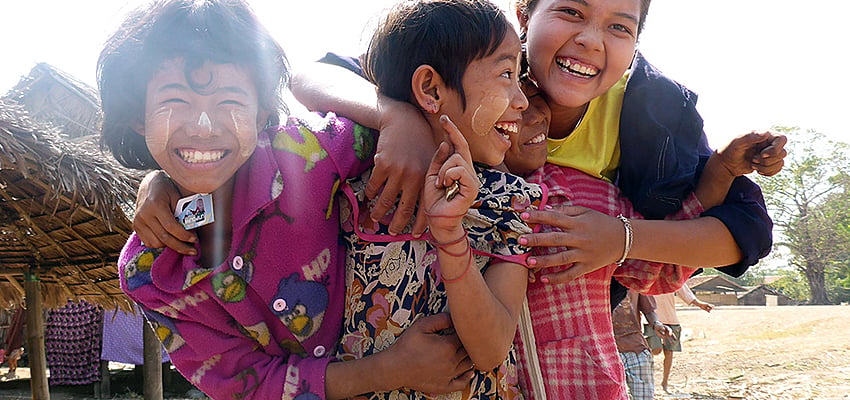 Niños sonriendo en Birmania