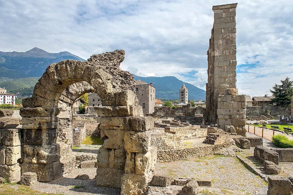 Römische Kirchen und typische Dörfer