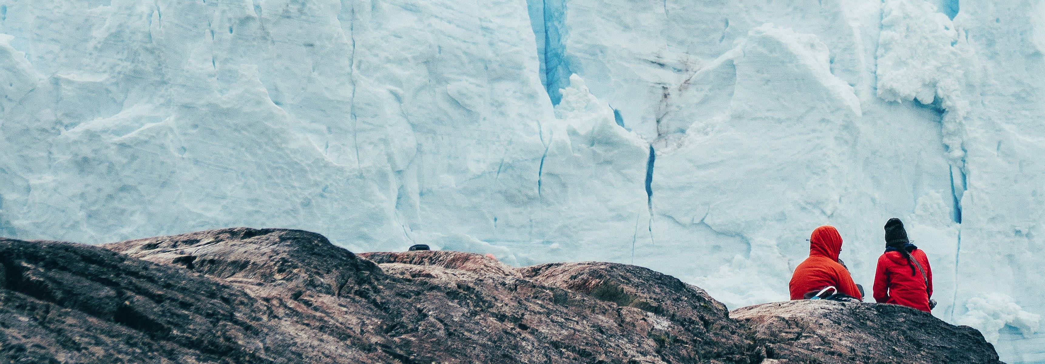 Zwei Leute sitzen und bewundern den majestätischen Perito Moreno