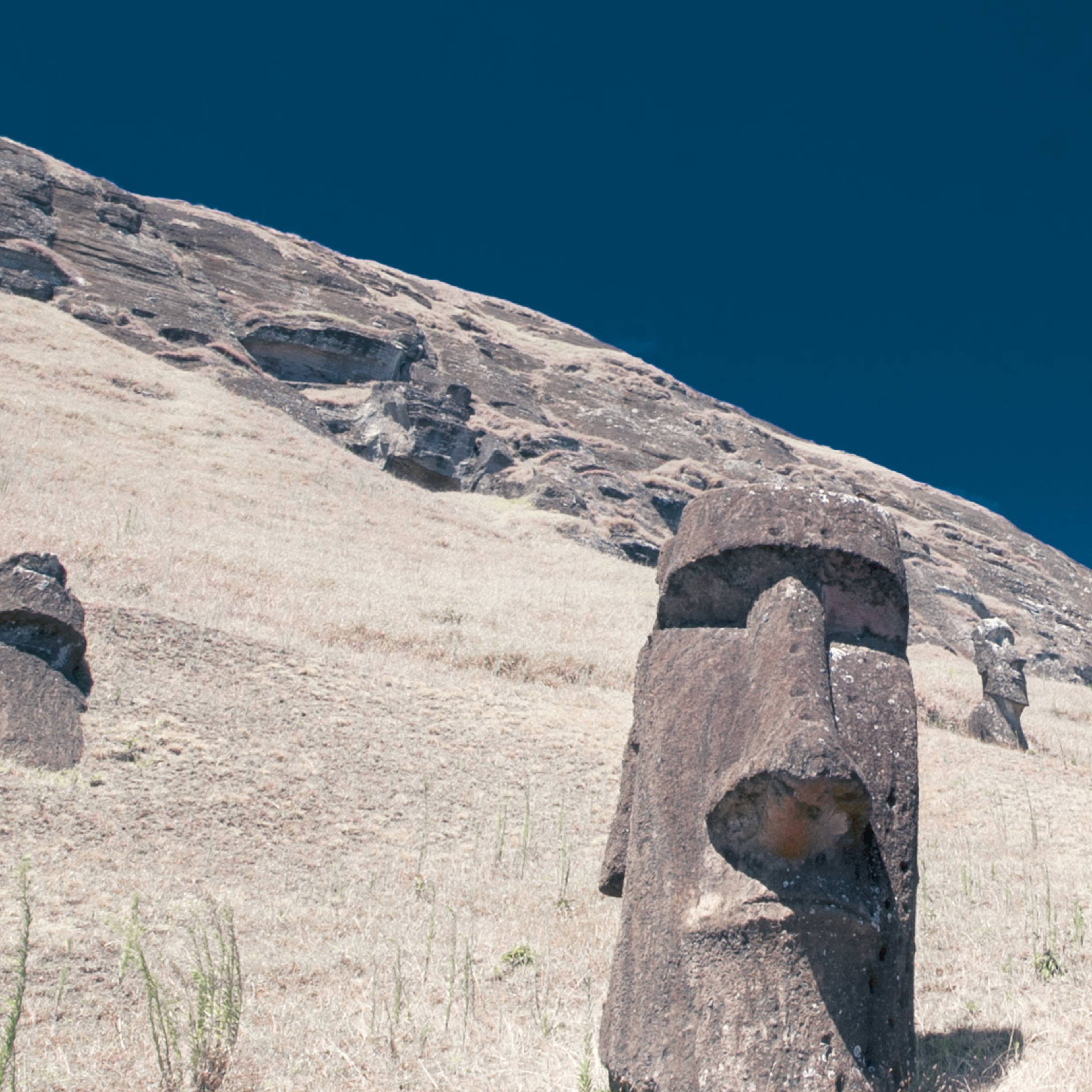 Moai si dirige sull'isola di pasqua e sull'isola al largo del Cile