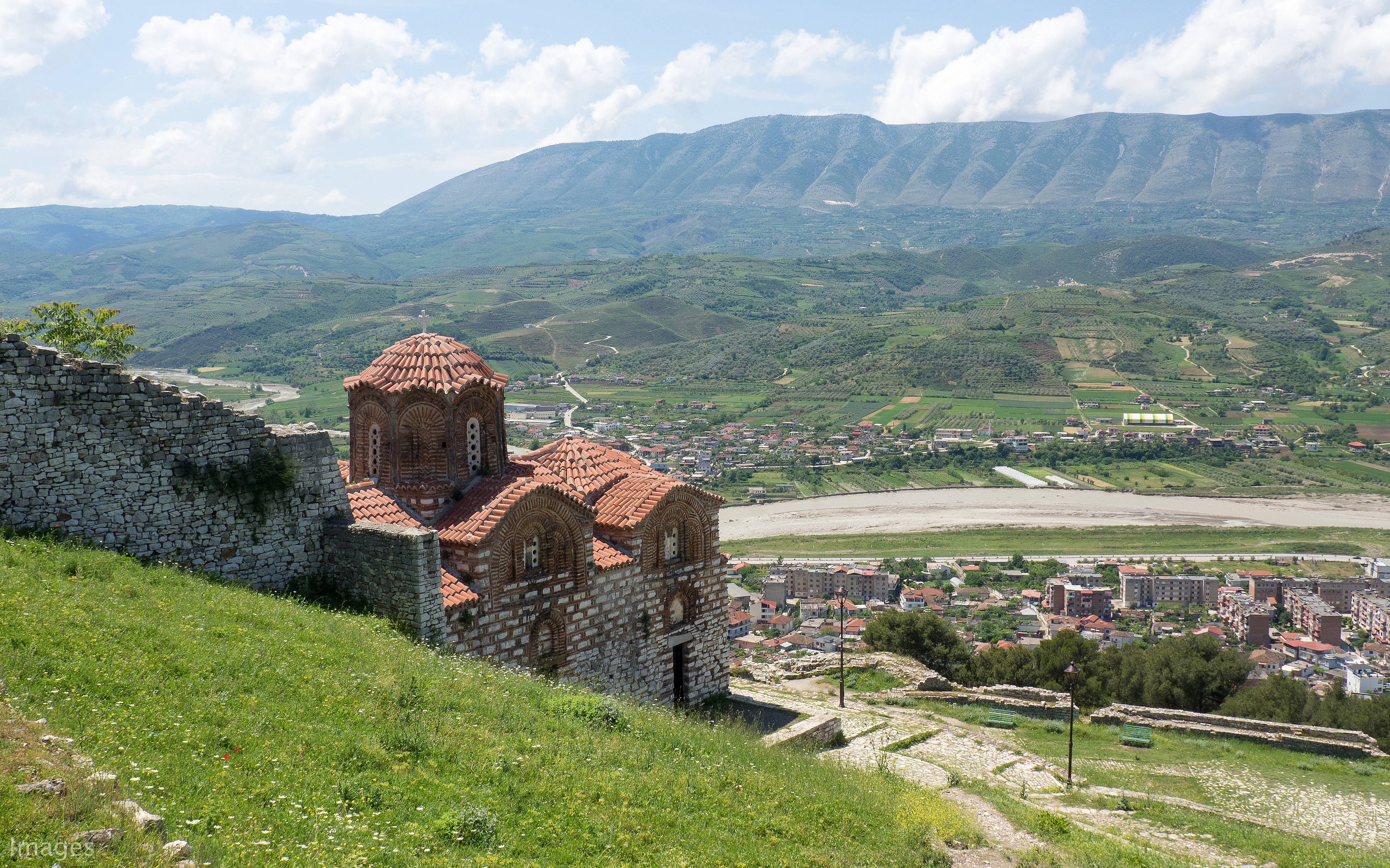 Durrës y​ Berat, ciudad de las mil ventanas