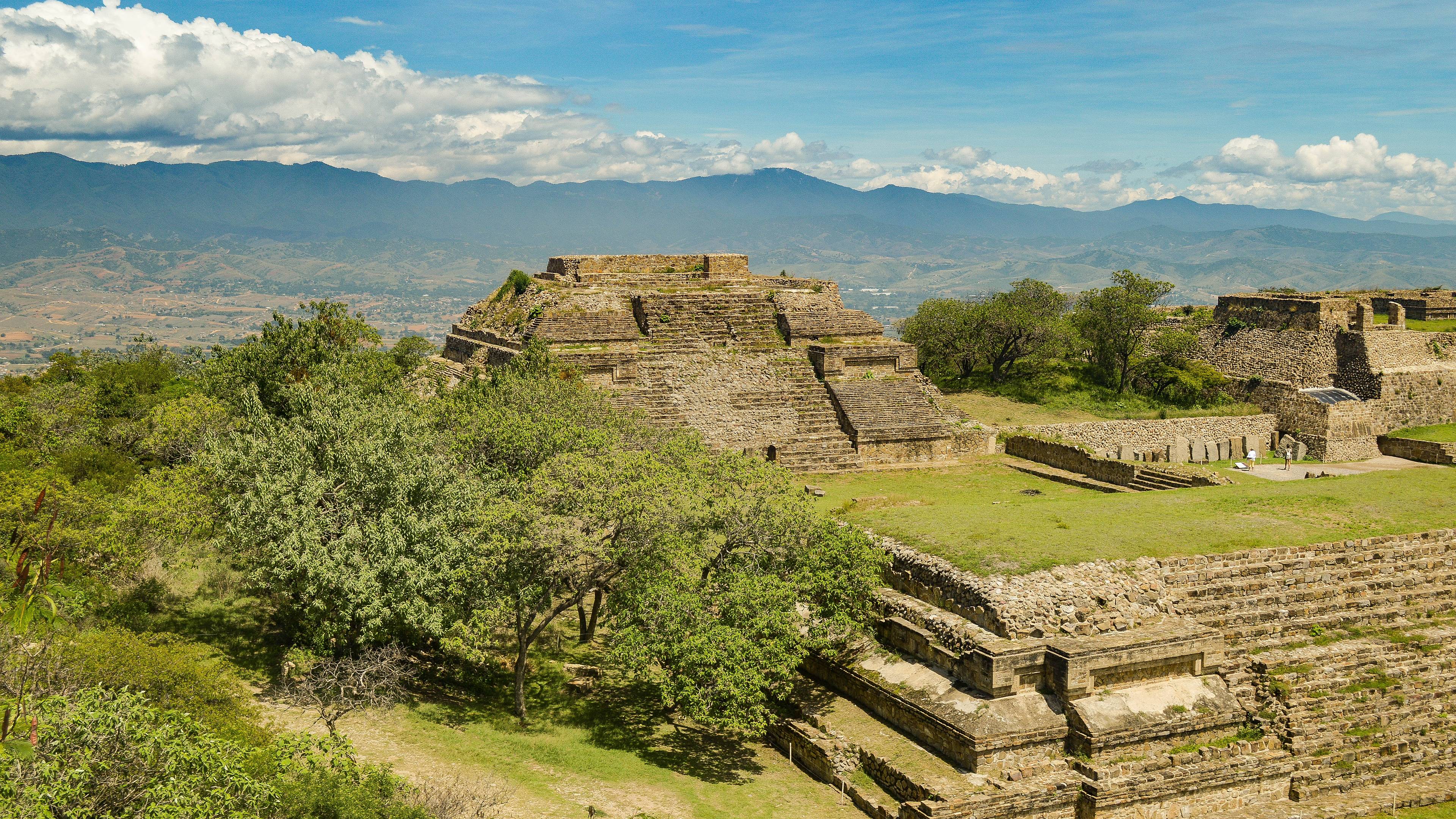 Tradiciones aztecas y misterios Mayas