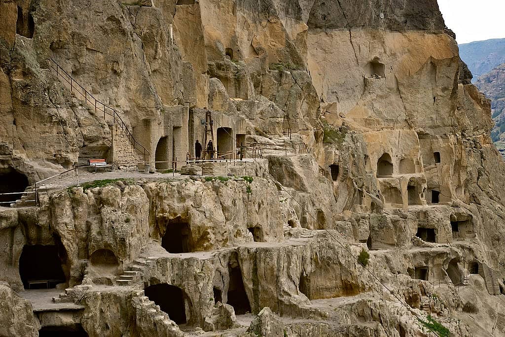 Вардзиа. Пещерный монастырь Вардзиа. Монастырский комплекс Вардзия. Вардзия пещерный город. Грузия пещерный монастырь Вардзиа.